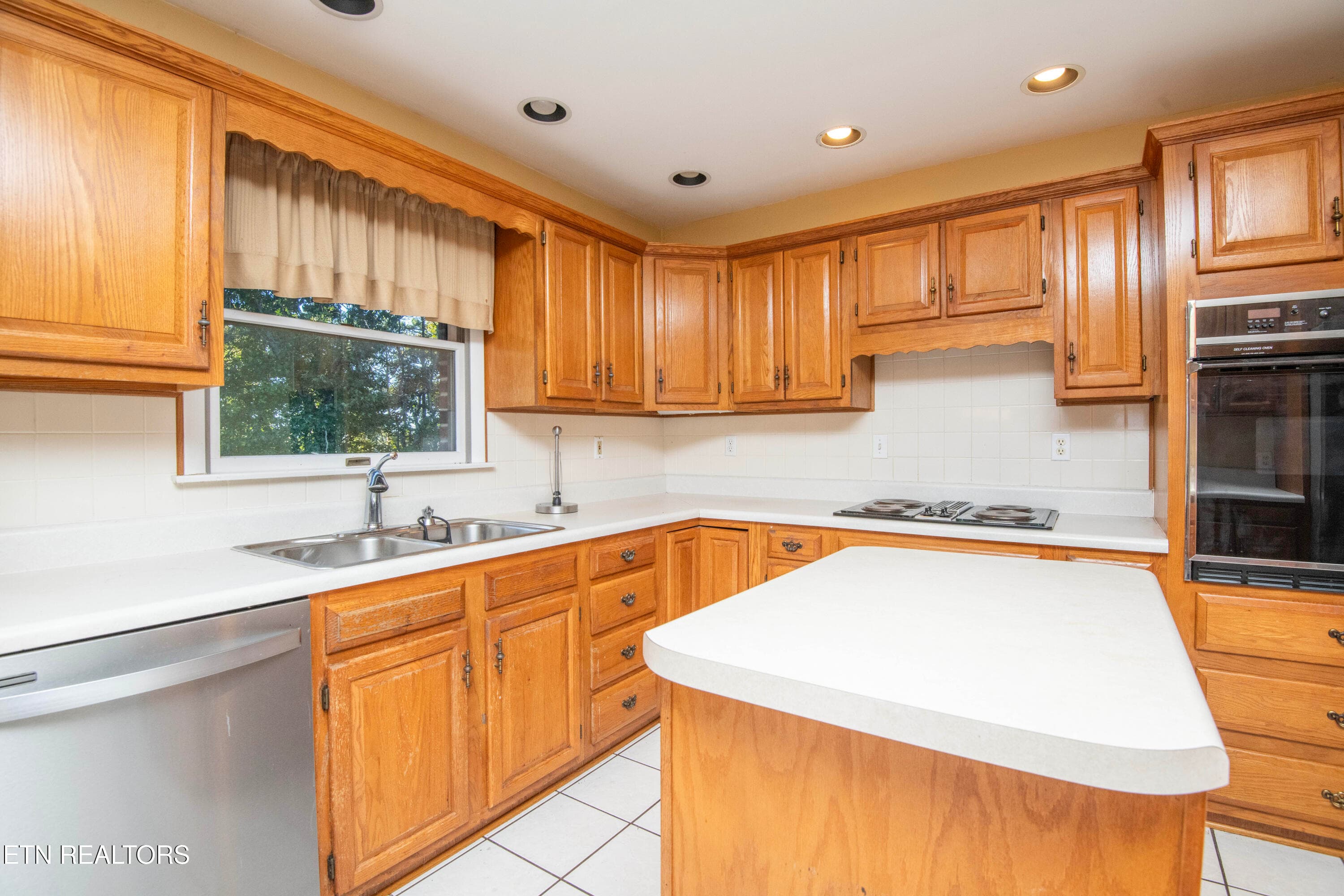 kitchen 6 - 106 Circle Drive, Harriman, TN 37748