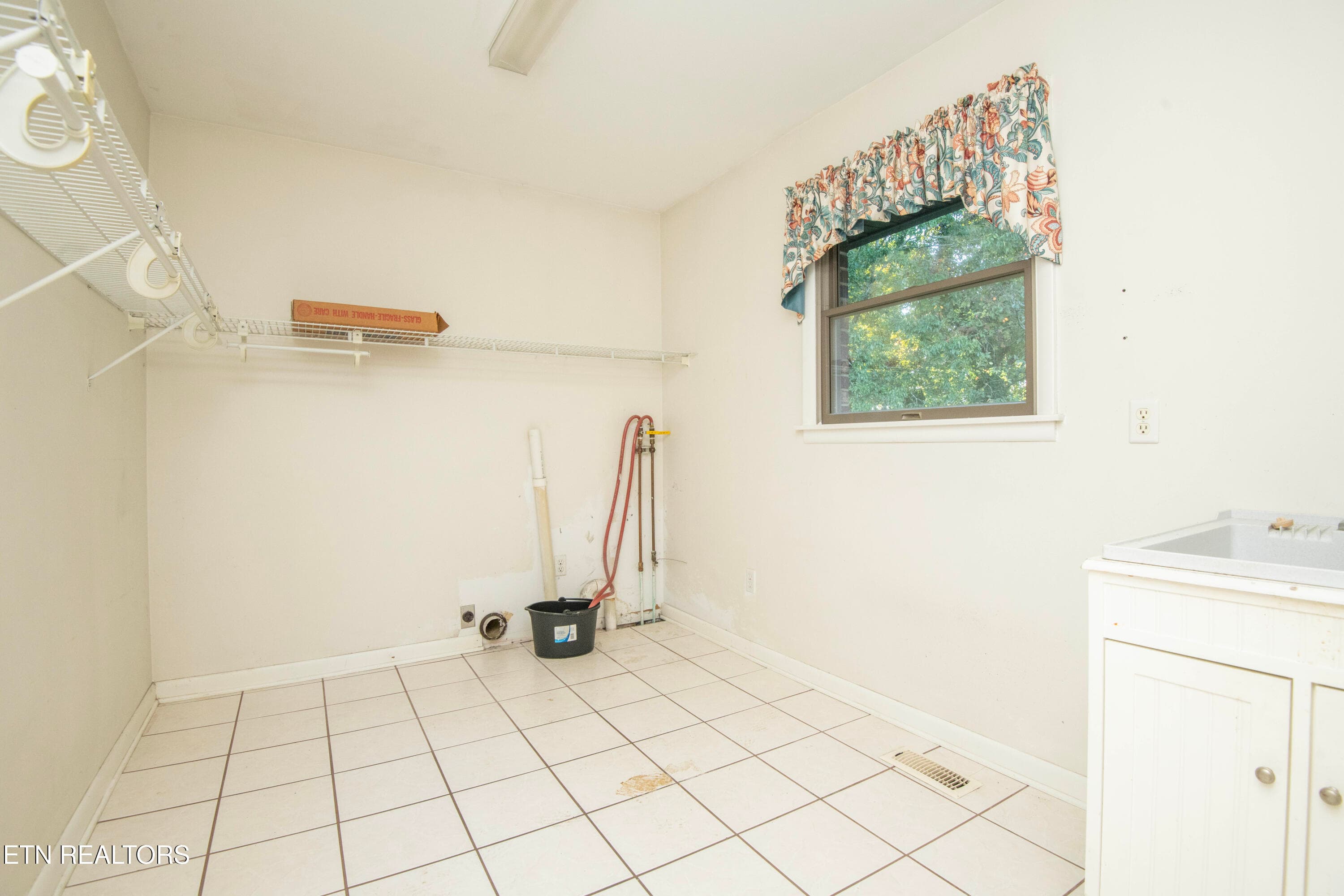 laundry - 106 Circle Drive, Harriman, TN 37748