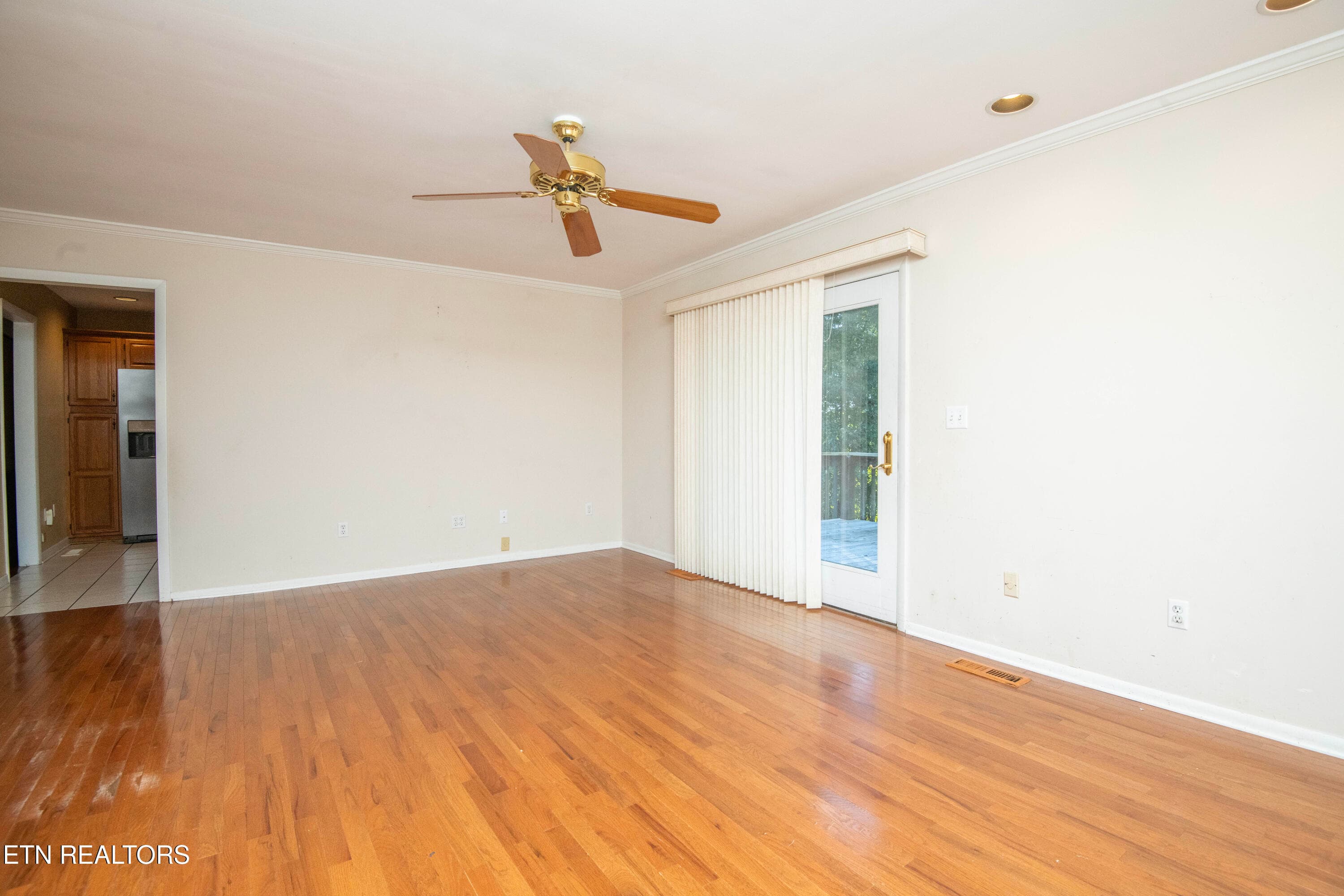 living 3 - 106 Circle Drive, Harriman, TN 37748