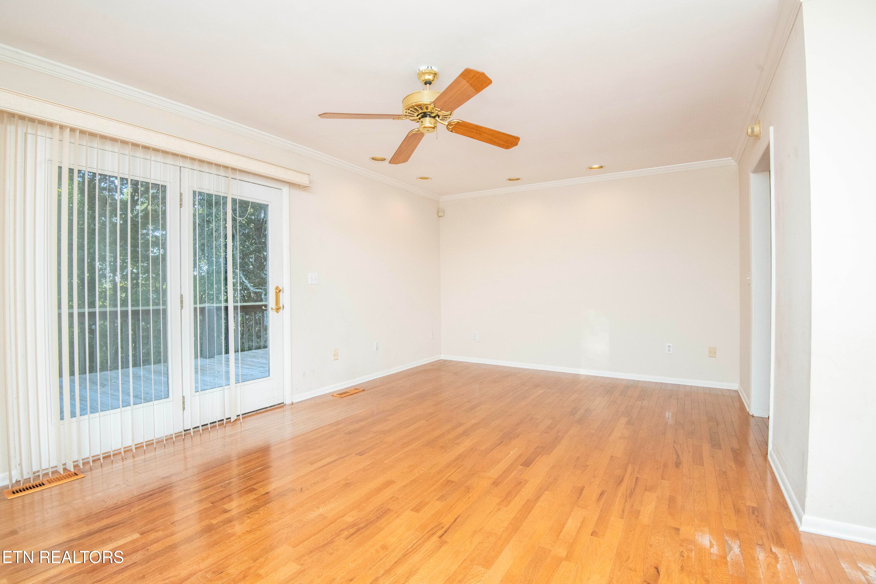 living - 106 Circle Drive, Harriman, TN 37748