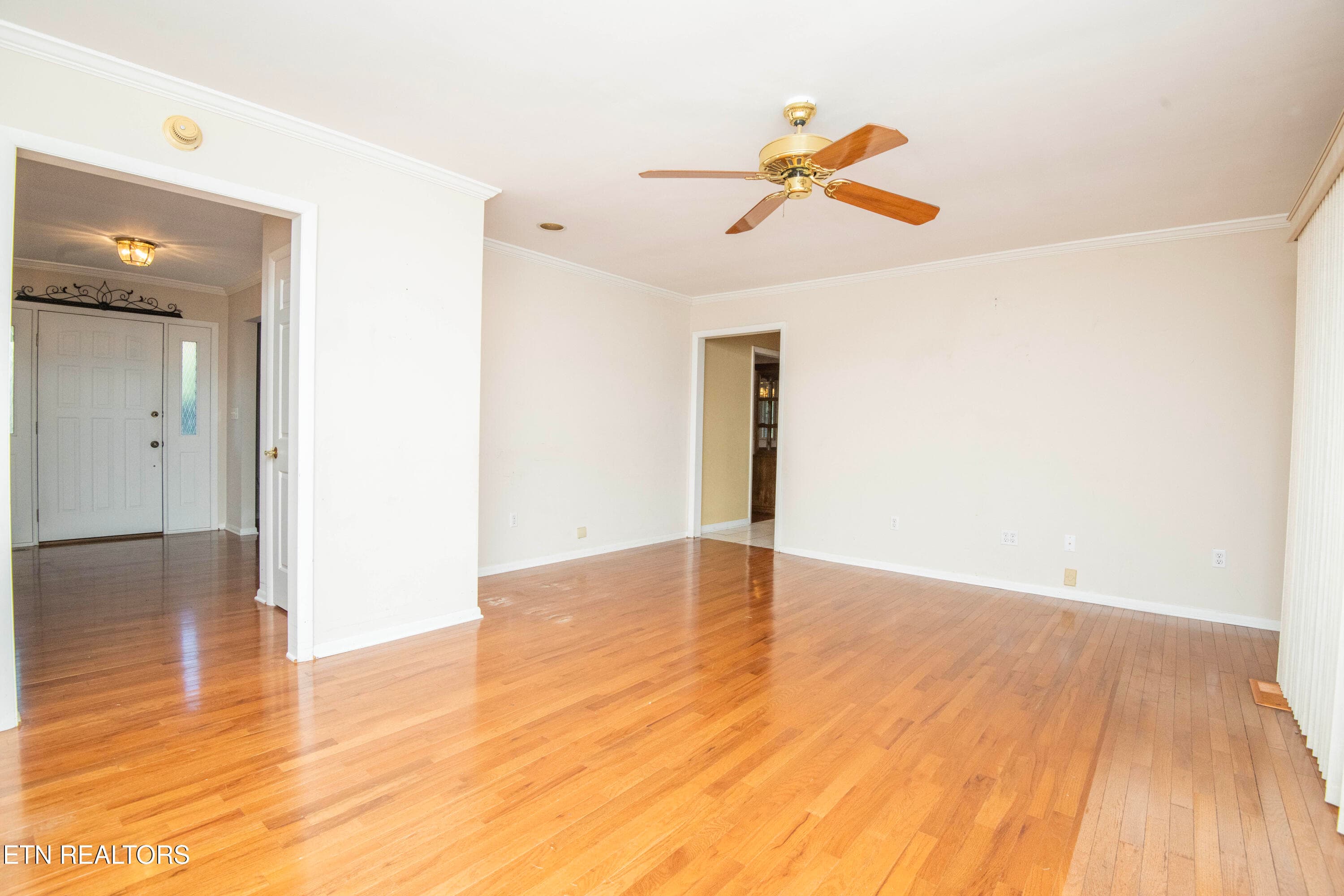 livingn2 - 106 Circle Drive, Harriman, TN 37748