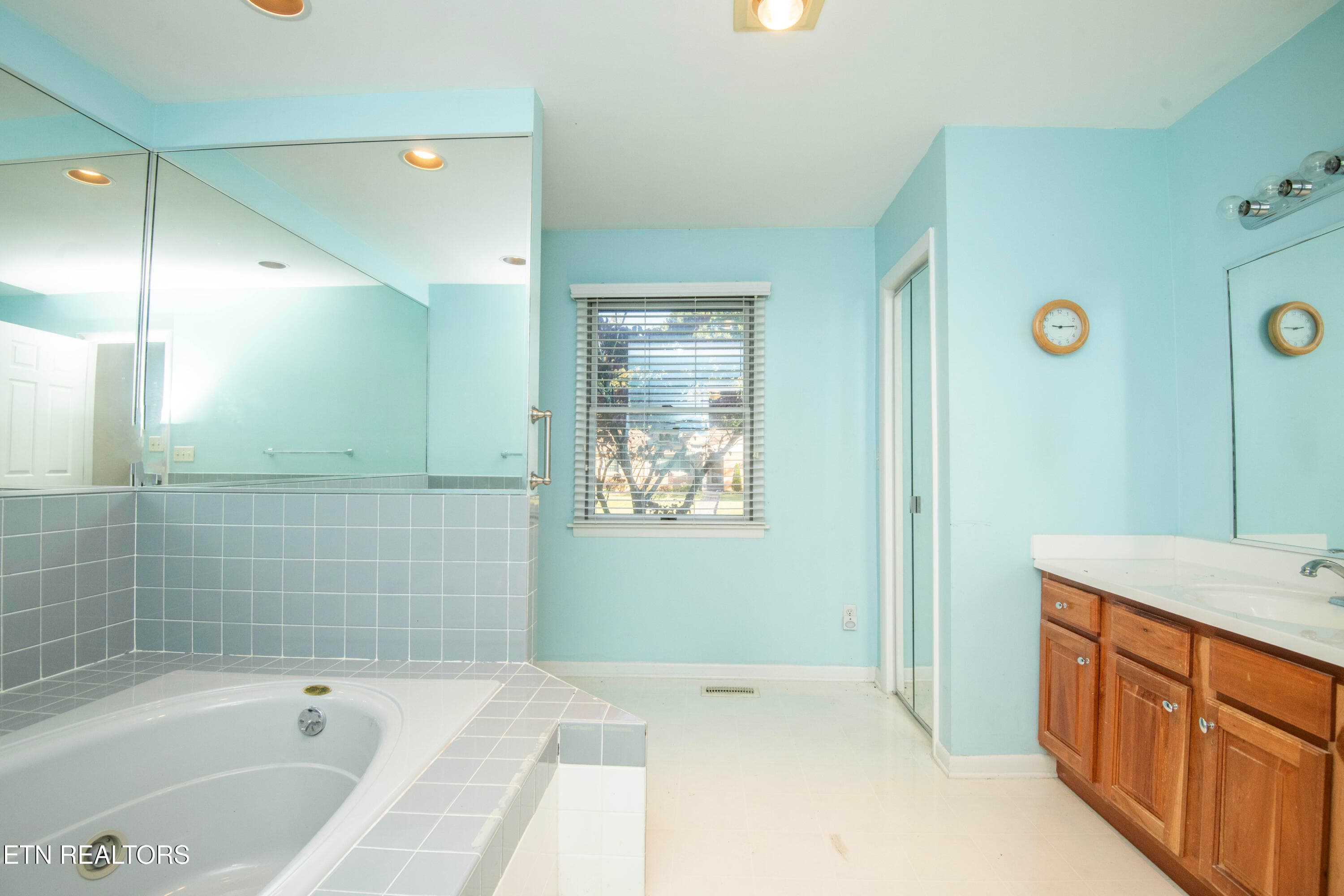 master bath - 106 Circle Drive, Harriman, TN 37748