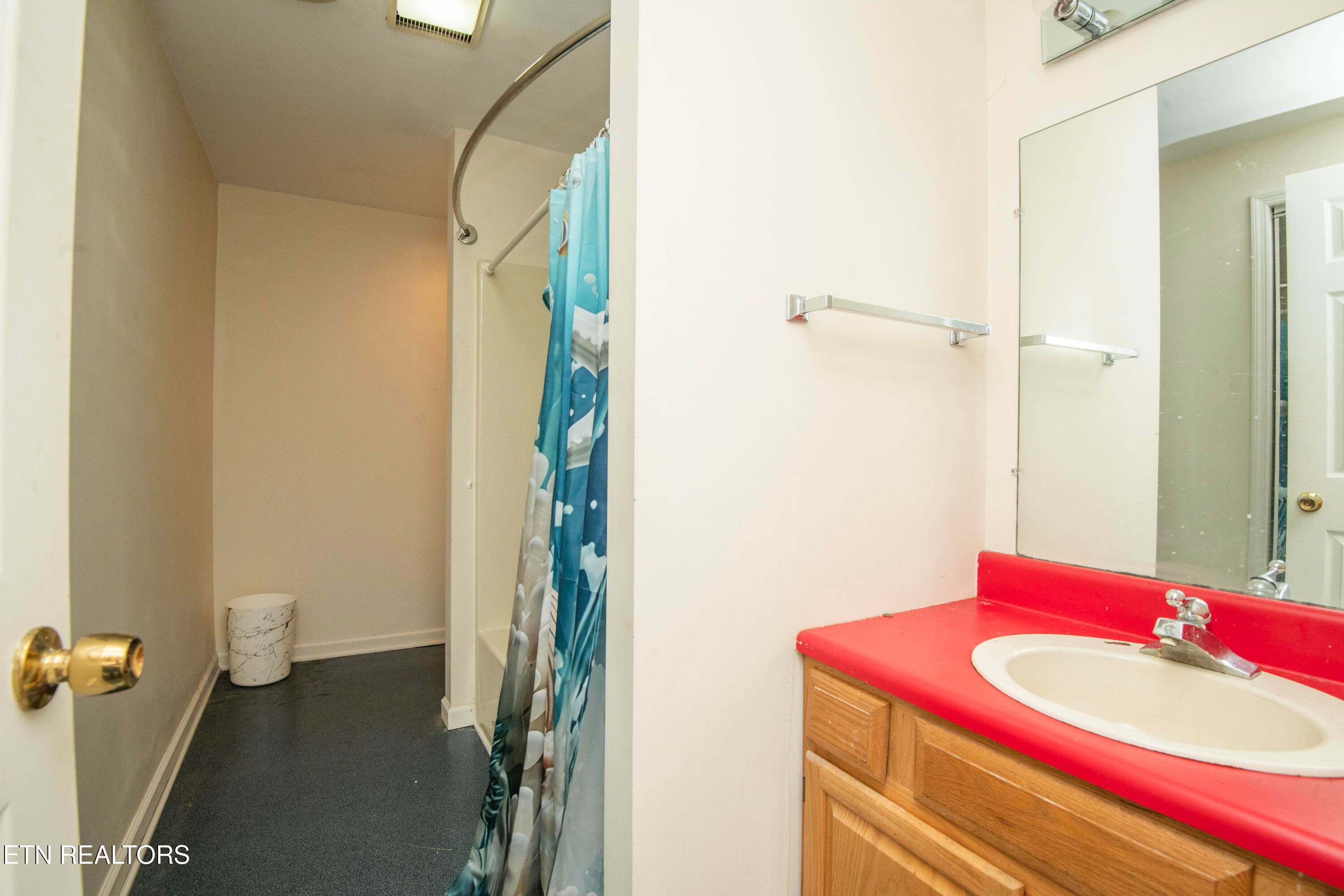 second bath - 106 Circle Drive, Harriman, TN 37748