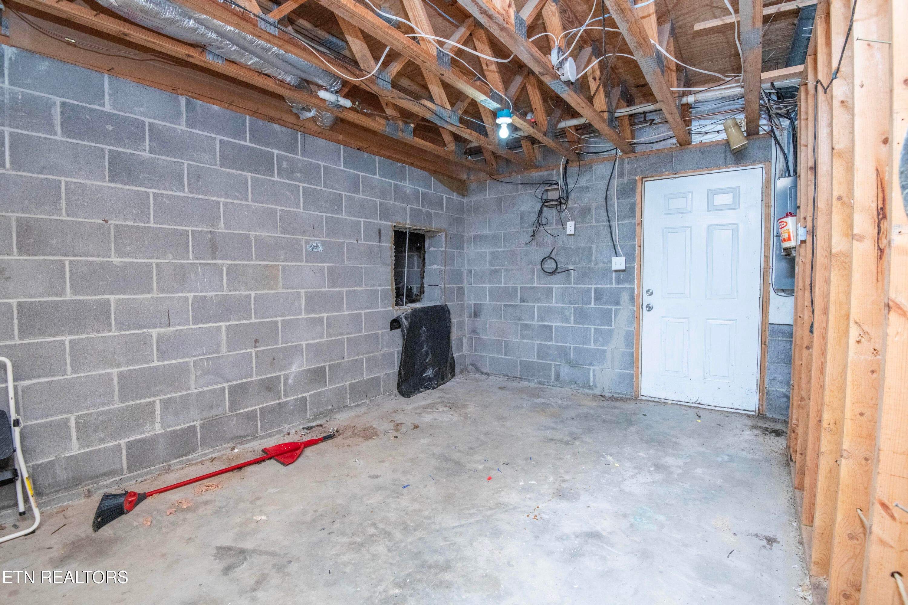 storage - 106 Circle Drive, Harriman, TN 37748