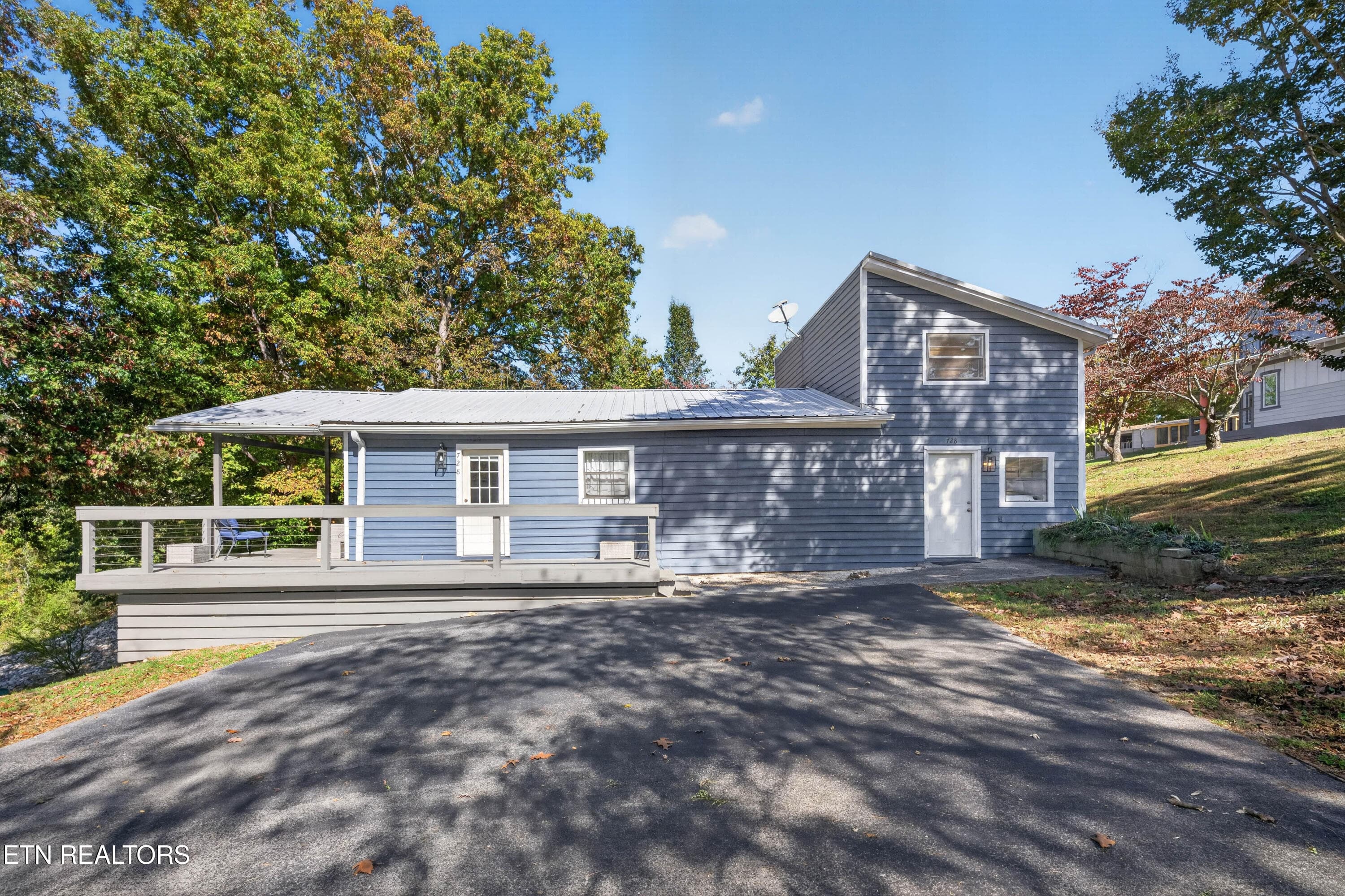 728 Indian River Boat Dock Rd, Jacksboro, TN 37757