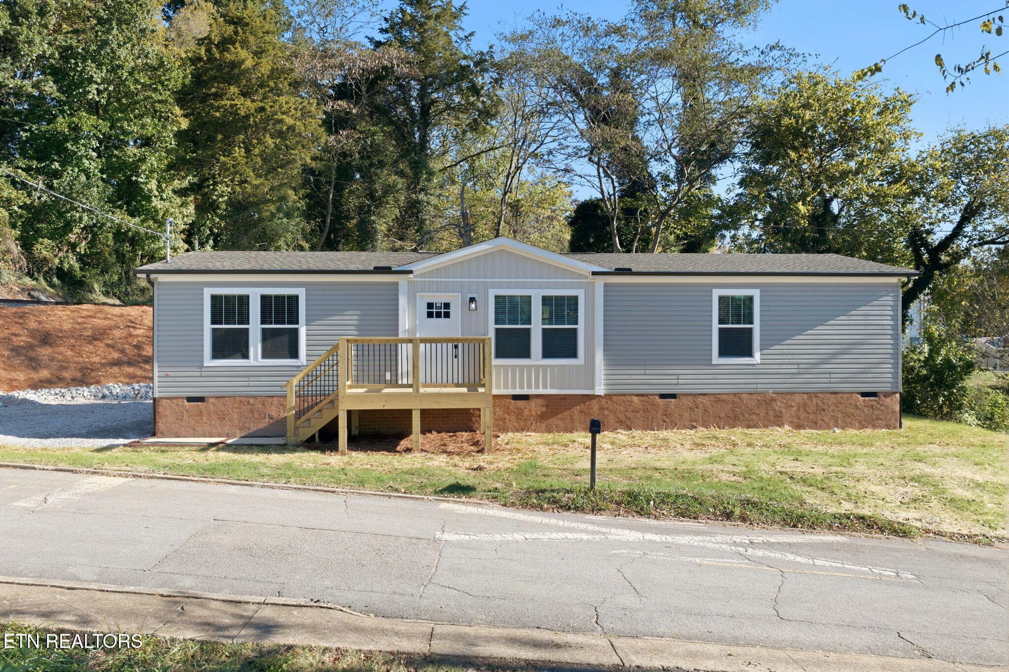 2-web-or-mls-002_DJI_20261020100430_0177 - 335 W Broad St, Clinton, TN 37716