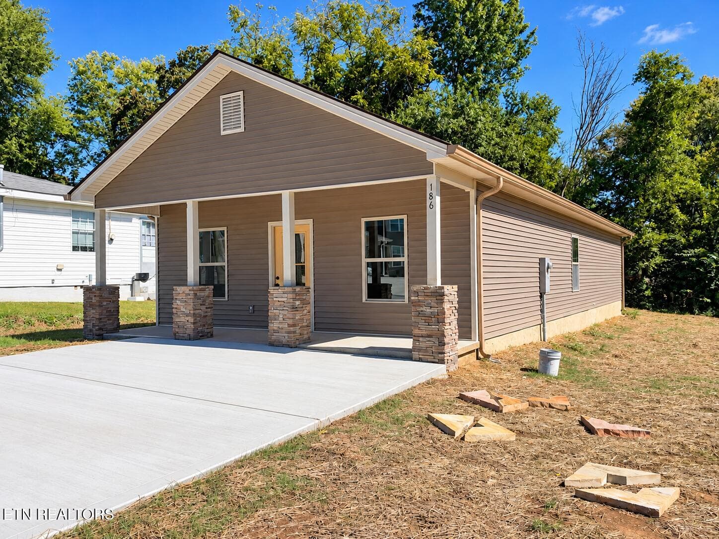 2- Front - 186 College St, Dayton, TN 37321