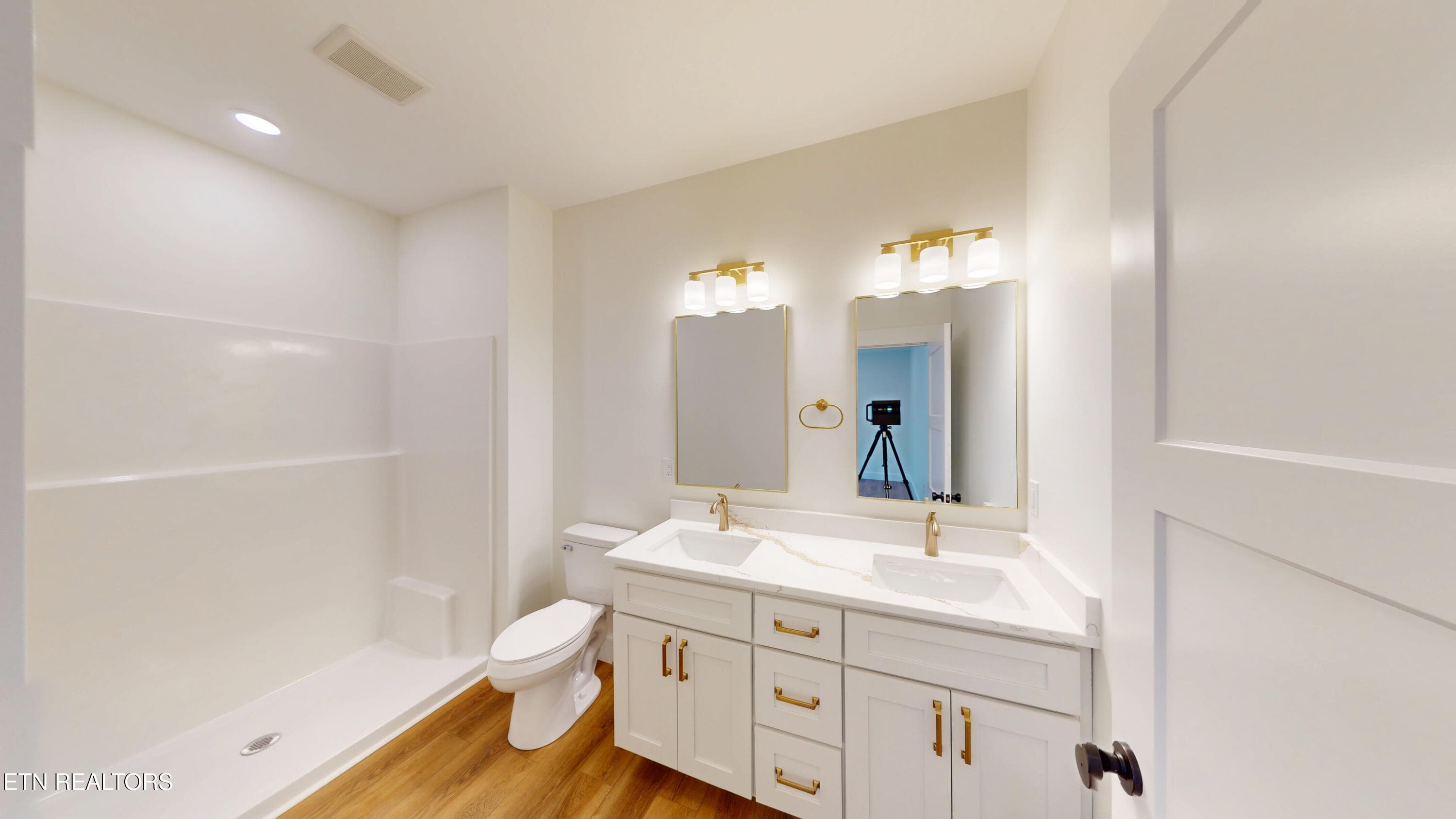 10-Master Bathroom - 186 College St, Dayton, TN 37321