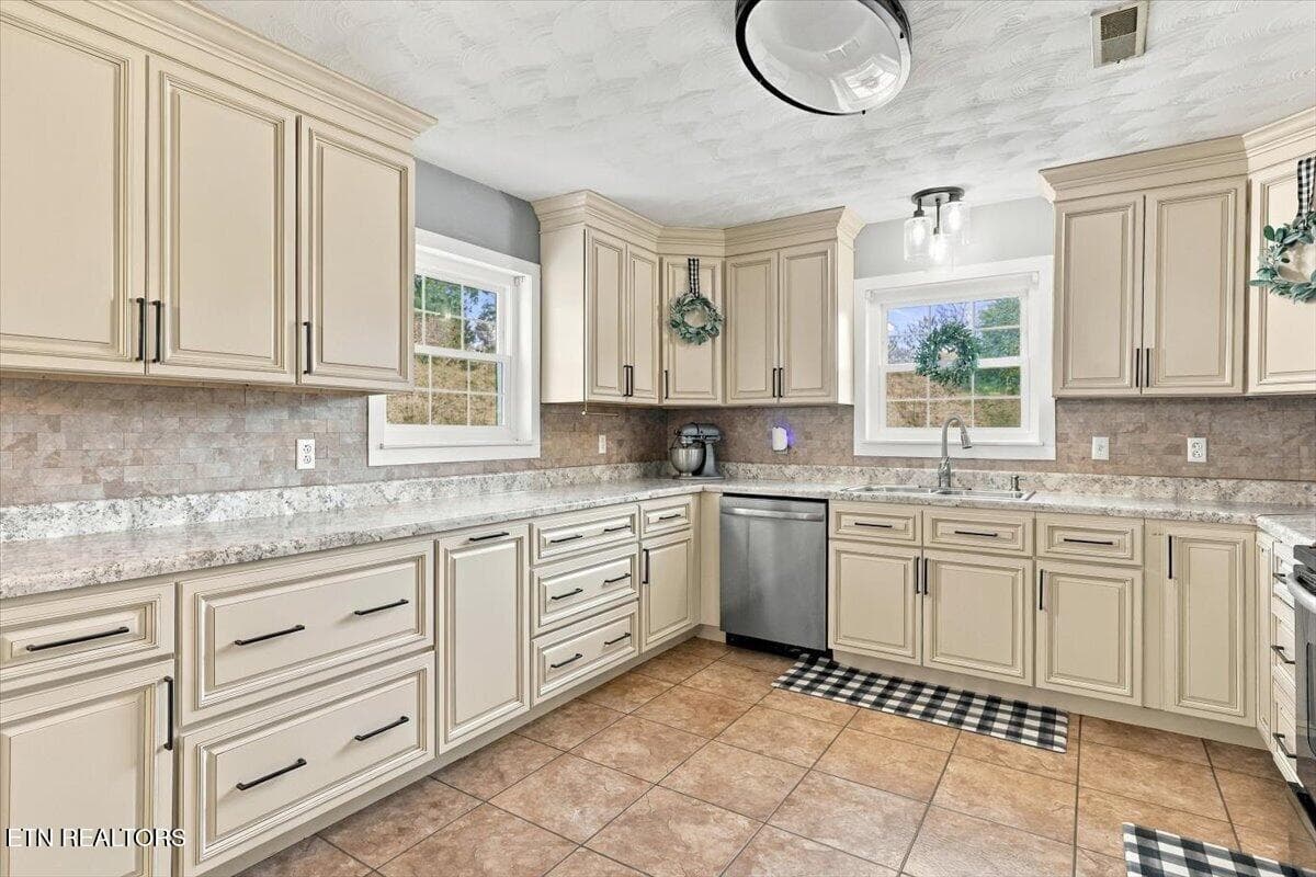 13-216 Ron Trent Rd 13 - 216 Ron Trent Rd, Sneedville, TN 37869