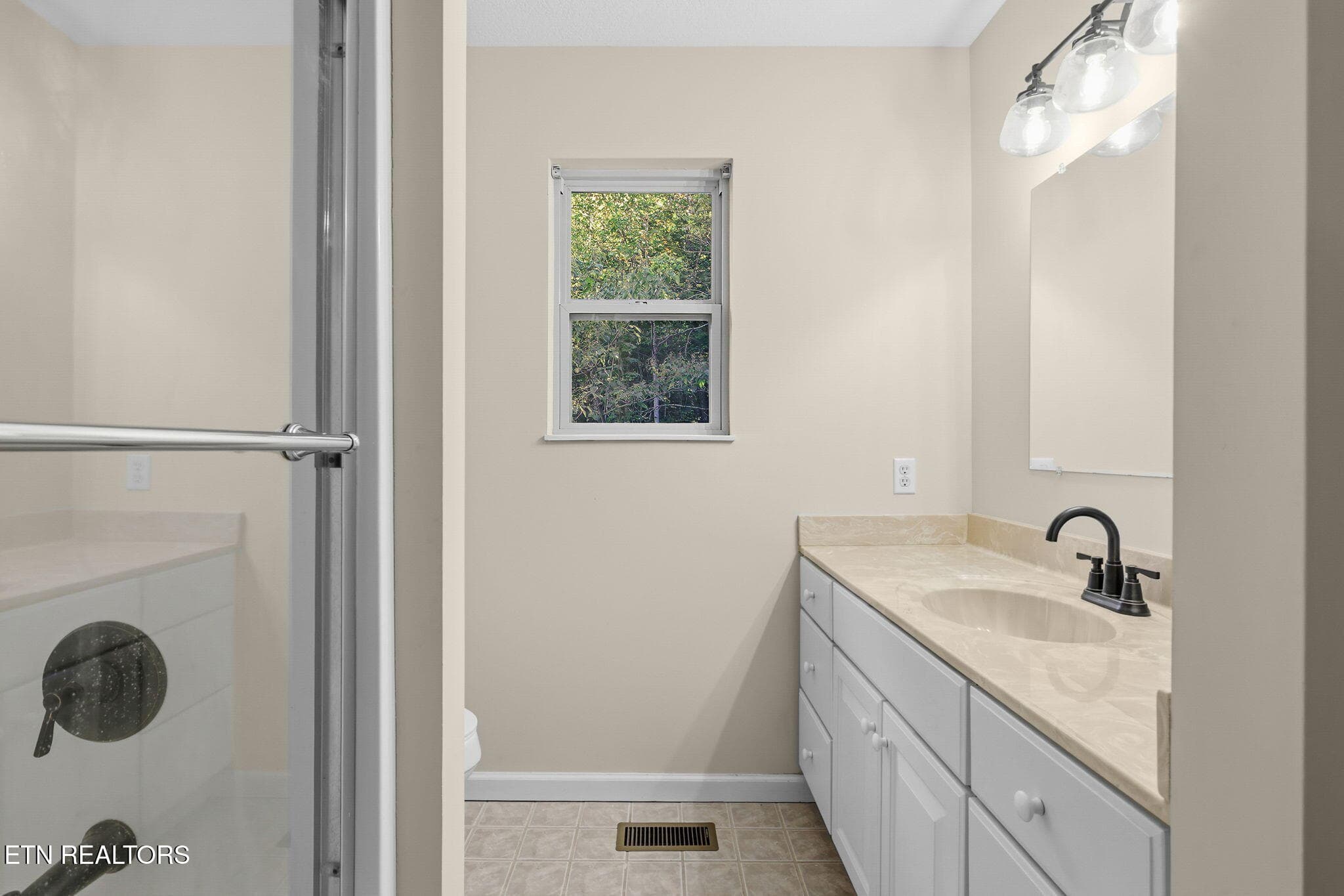 Full bath 2 - 10560 Pleasant Hollow Way, Corryton, TN 37721