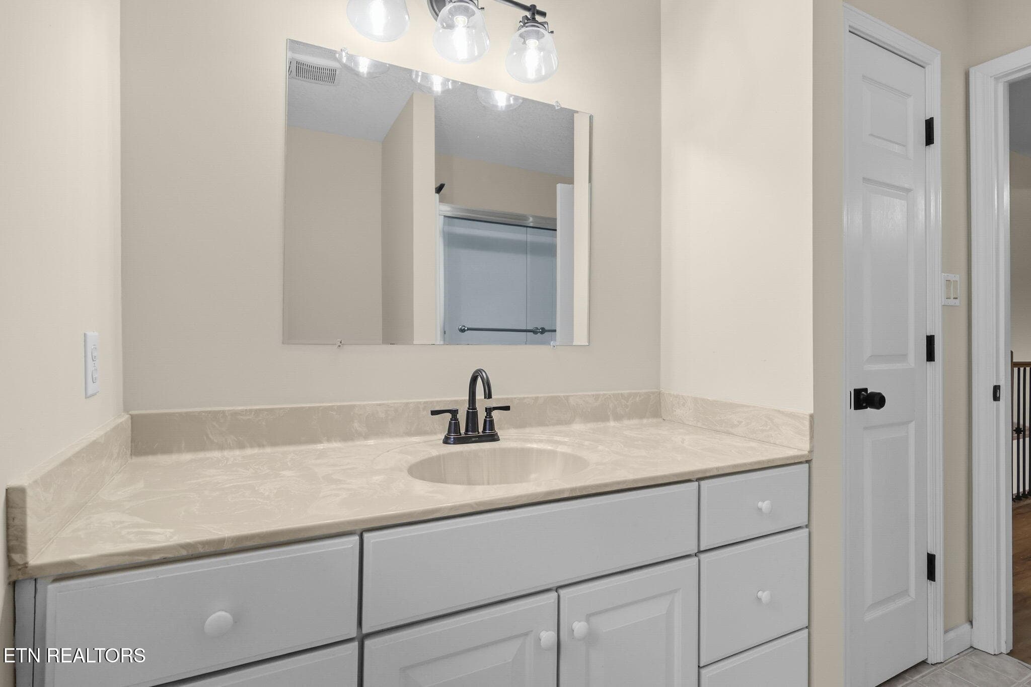 Full bath 2 - 10560 Pleasant Hollow Way, Corryton, TN 37721
