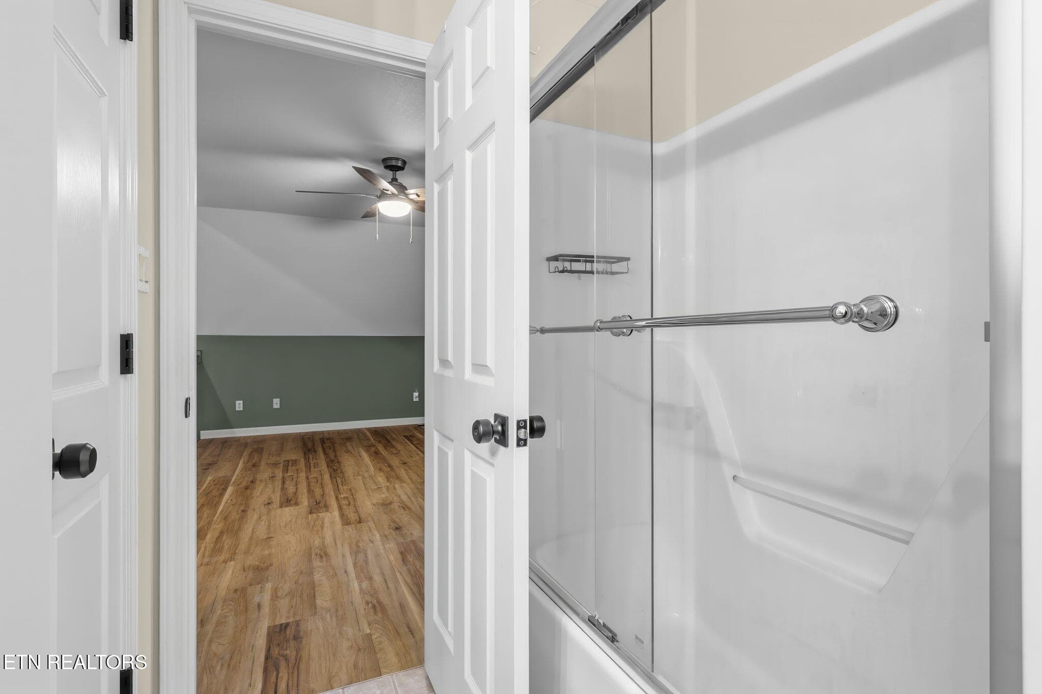 Full bath 2 - 10560 Pleasant Hollow Way, Corryton, TN 37721