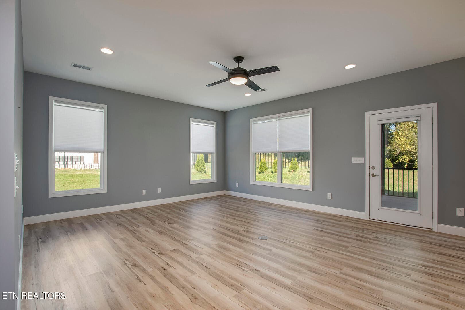 05_OganaLane_211_Living01 - 211 Ogana Lane, Loudon, TN 37774