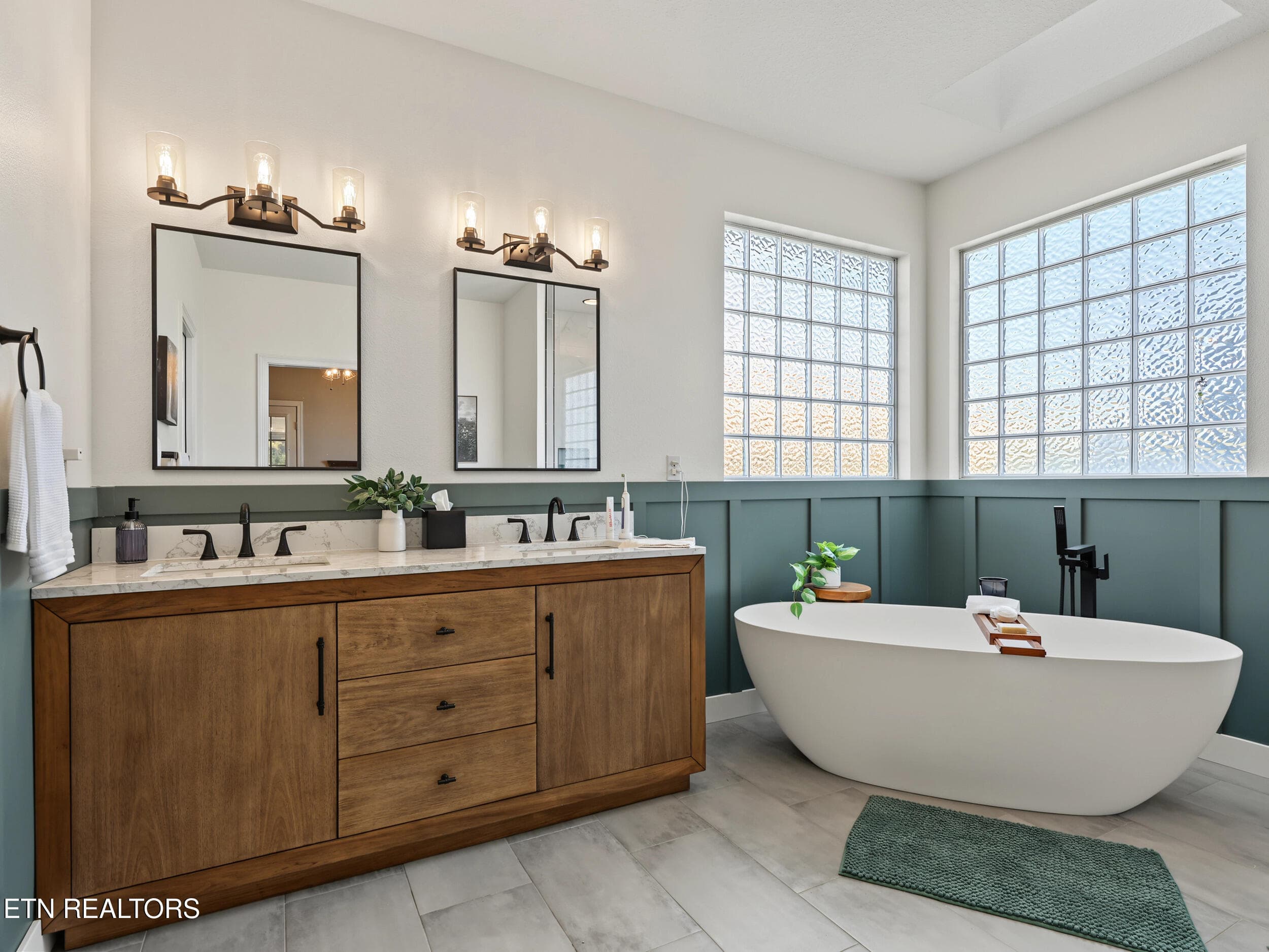 Primary Suite Bathroom - 1420 Foxfire Circle, Seymour, TN 37865