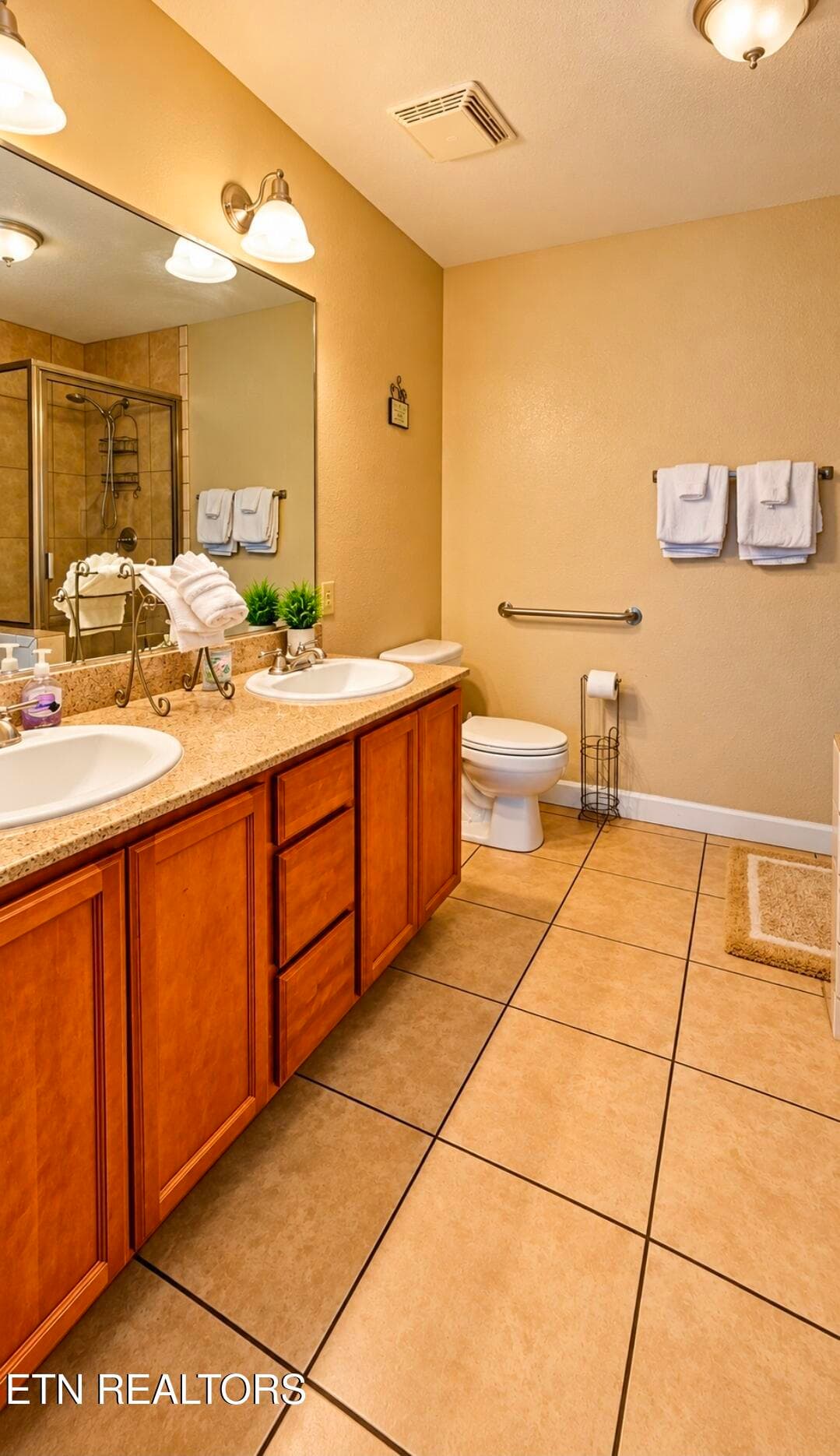 Double Sink Vanity in Primary - 124 Plaza Drive UNIT 5406, Pigeon Forge, TN 37863