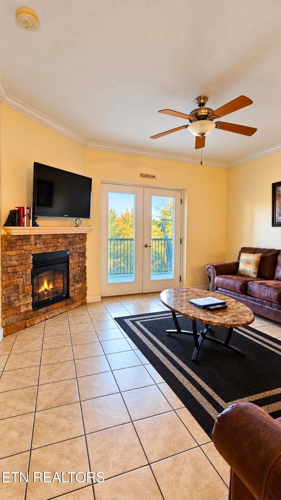 Den with lots of light - 124 Plaza Drive UNIT 5406, Pigeon Forge, TN 37863