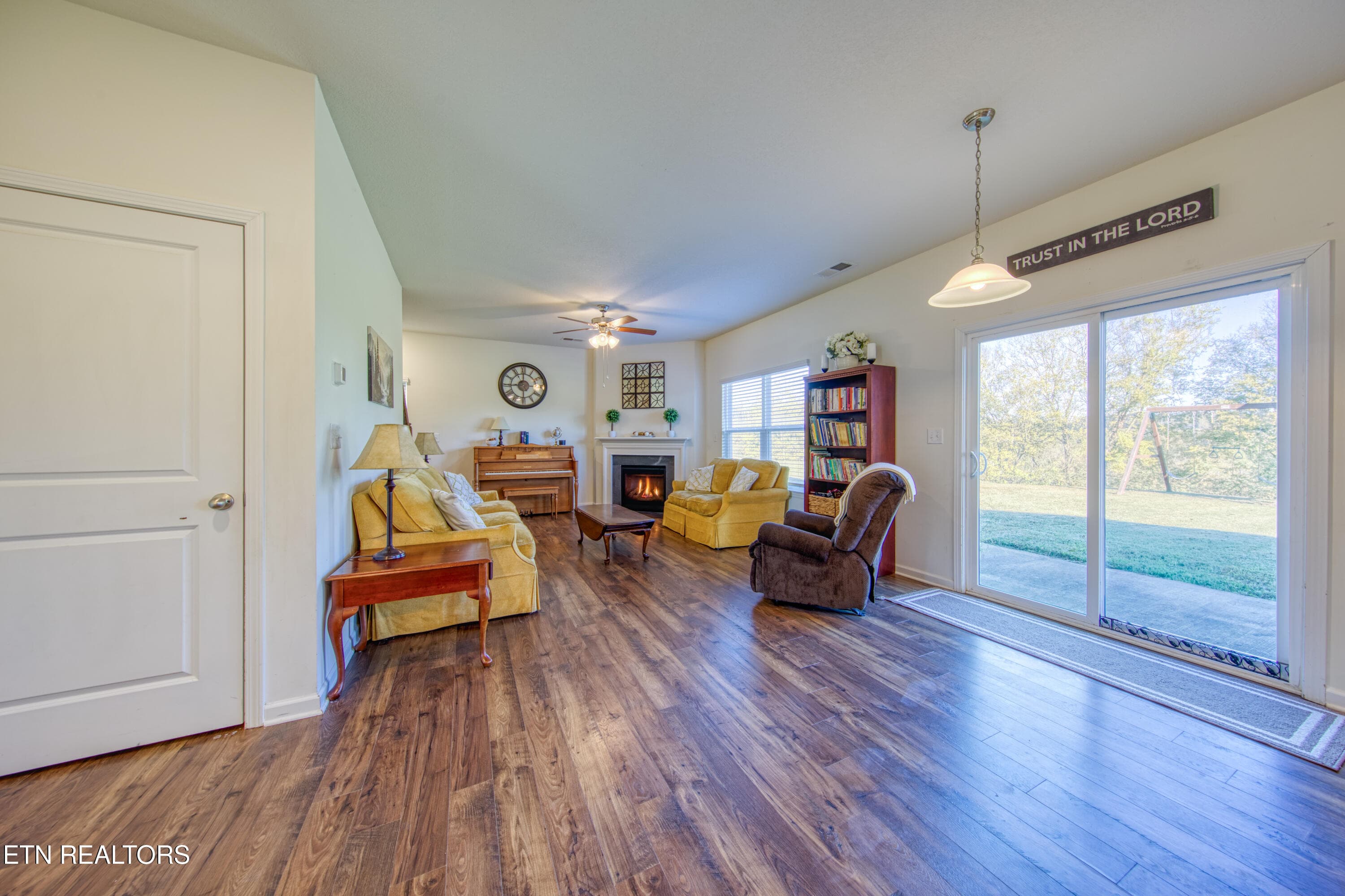 living room - 460 Cedar Park Drive, Loudon, TN 37774