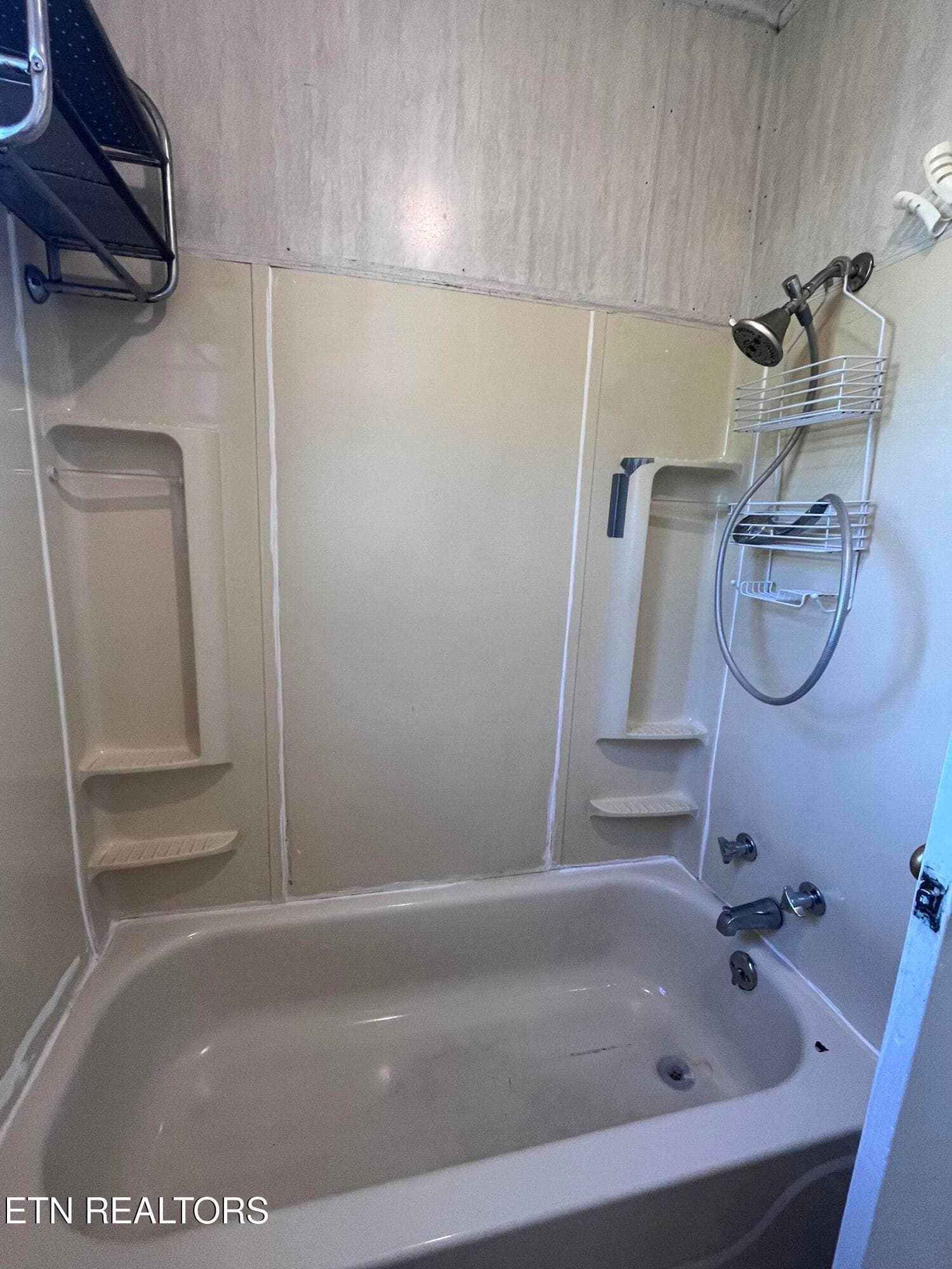 Full Bathroom - 227 Henderson Ave, Sevierville, TN 37862