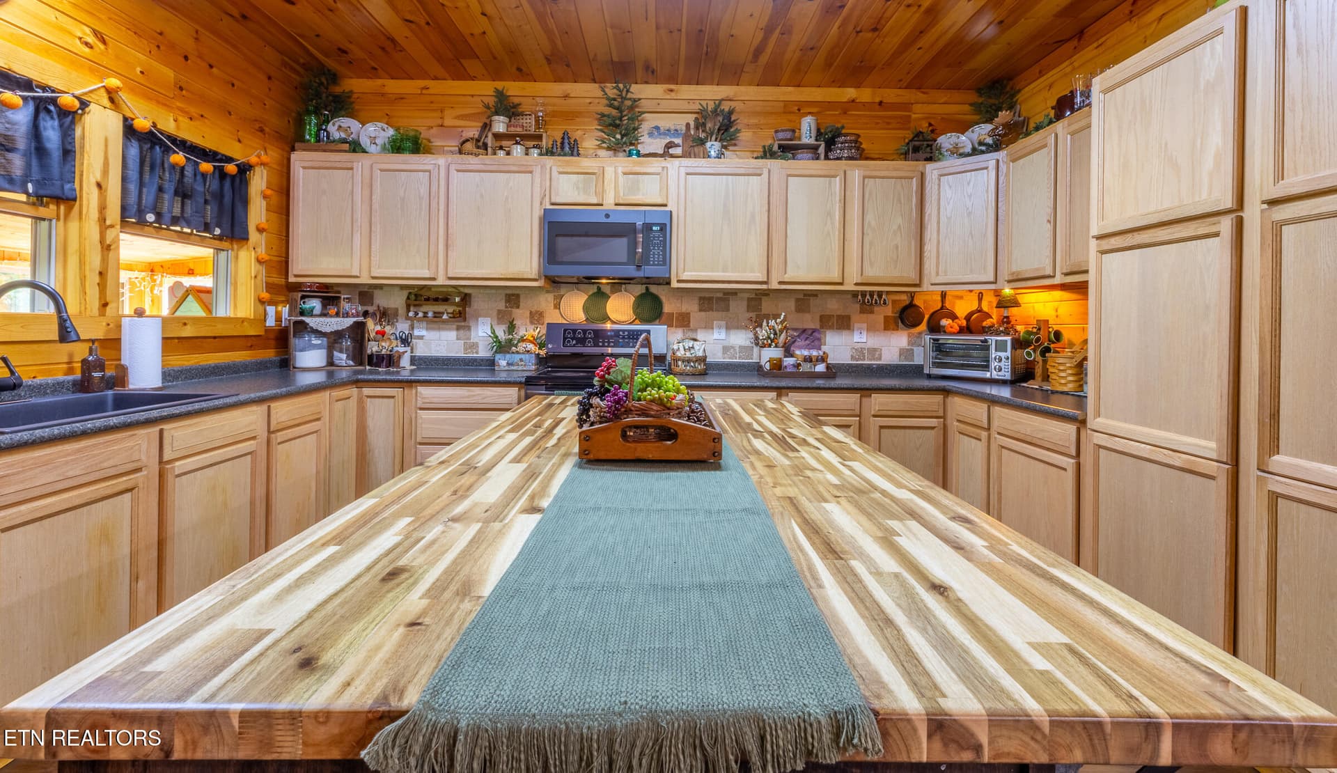 Kitchen Island - 1668 Deerwood Rd, Newport, TN 37821