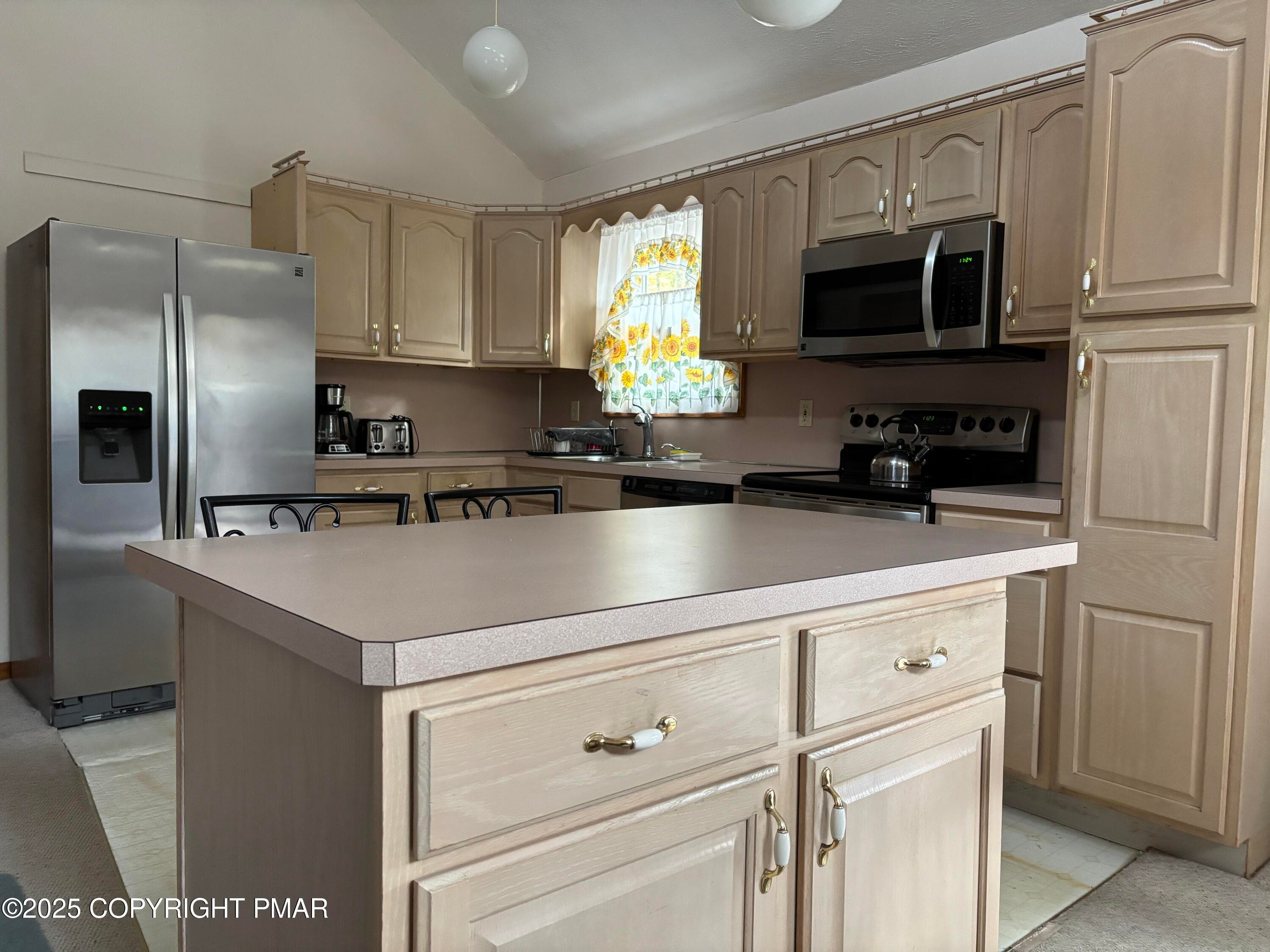 kitchen island - 329 Kilmer Trail, Albrightsville, PA 18210, Albrightsville