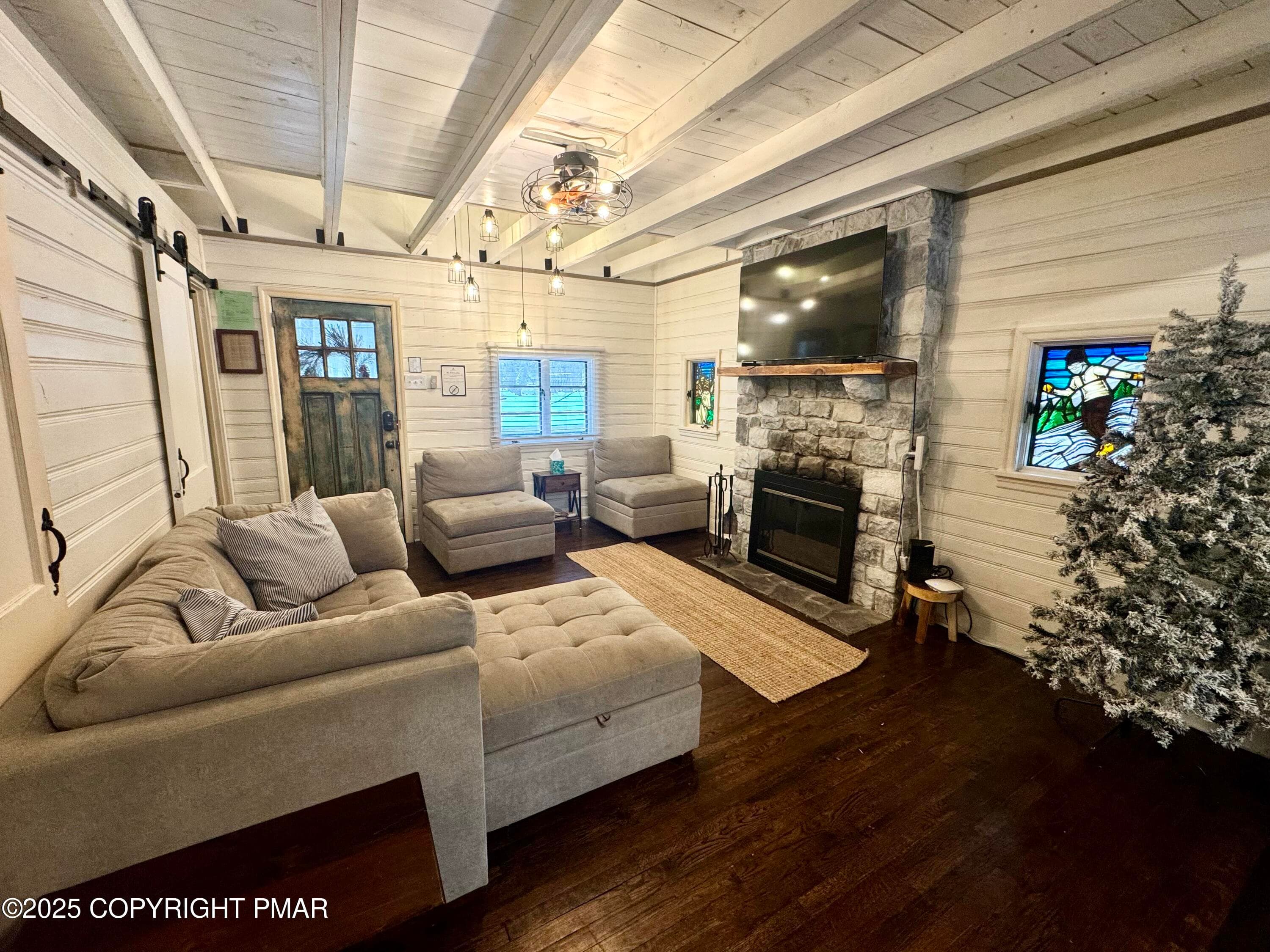 Living room facing the front door - 24 Split Rock Road, Lake Harmony, PA 18624, Lake Harmony