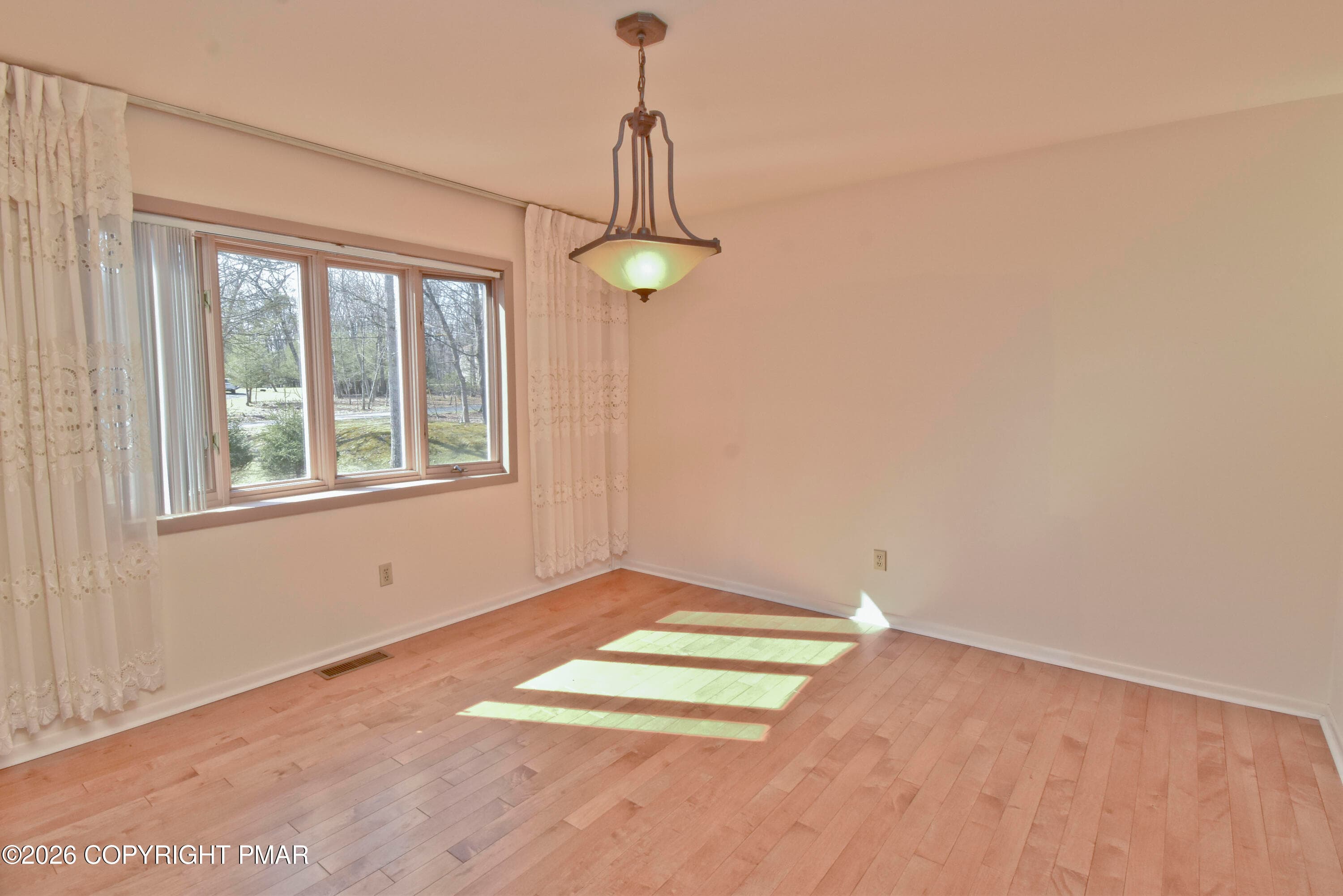 4 Dining (2) - 214 Sunrise Loop, Henryville, PA 18332, Henryville