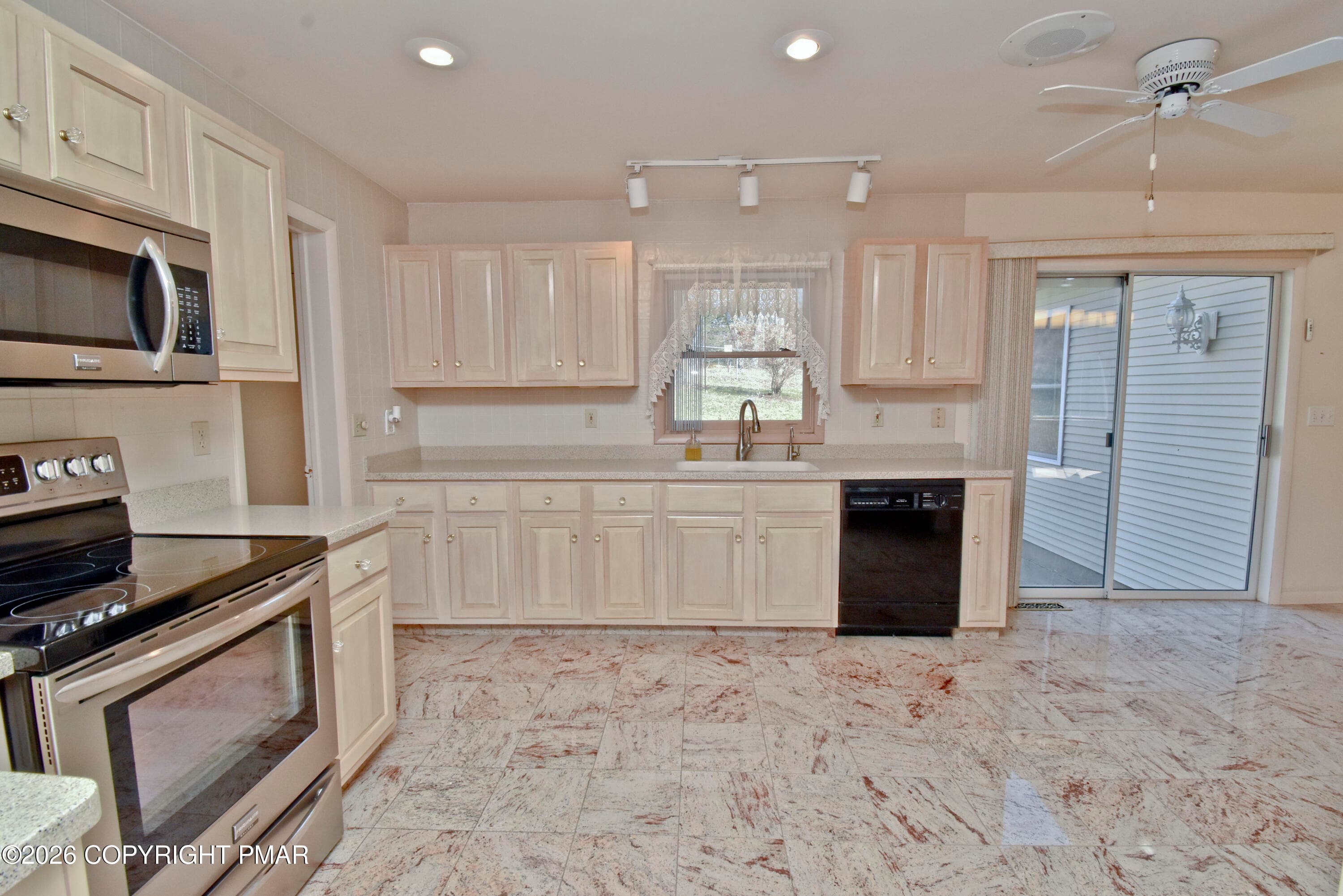5 Kitchen (1) - 214 Sunrise Loop, Henryville, PA 18332, Henryville