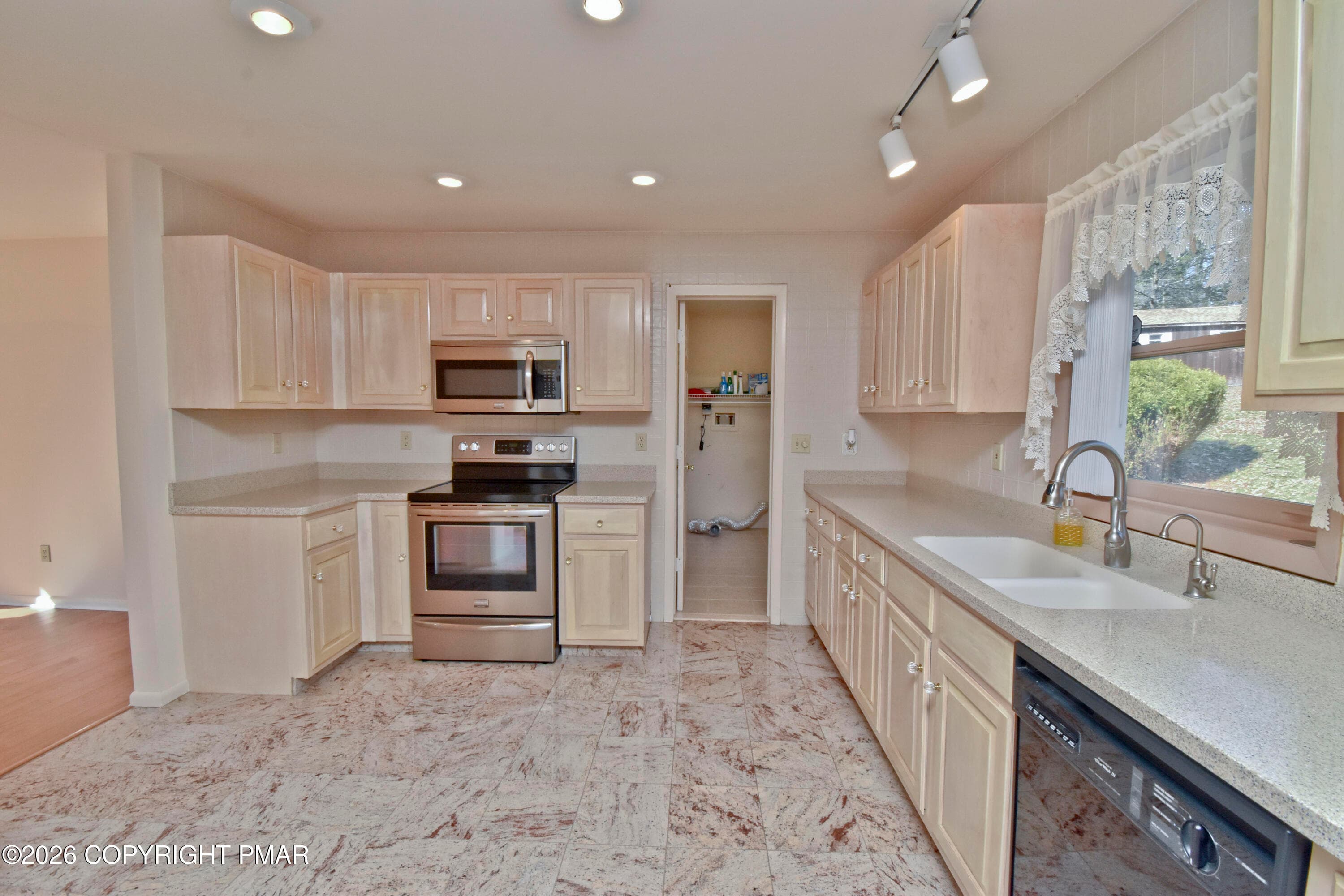 5 Kitchen (2) - 214 Sunrise Loop, Henryville, PA 18332, Henryville
