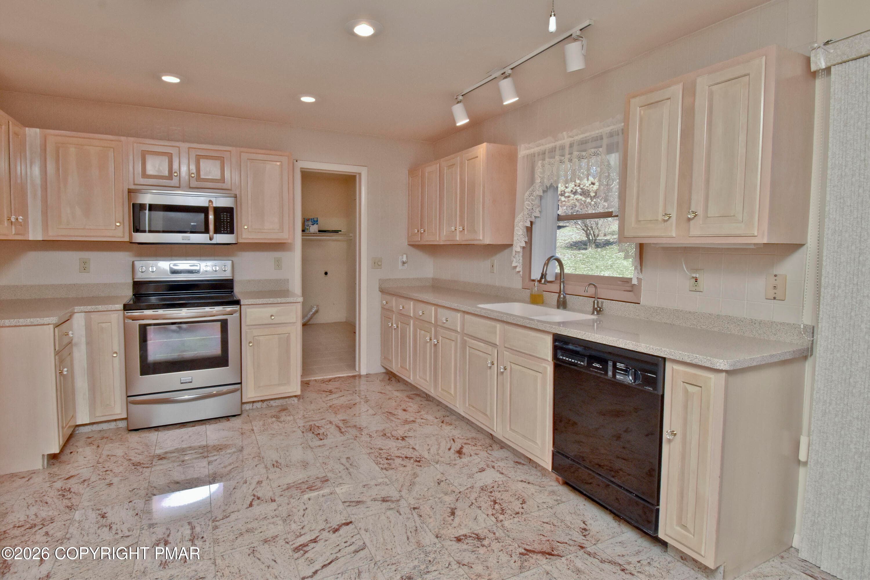 5 Kitchen (3) - 214 Sunrise Loop, Henryville, PA 18332, Henryville