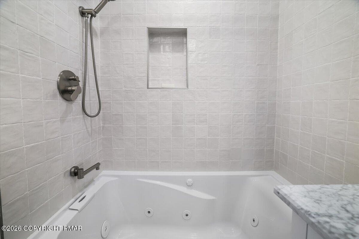 Jetted Tub - 8943 Deerfield Drive, Tobyhanna, PA 18466, Tobyhanna