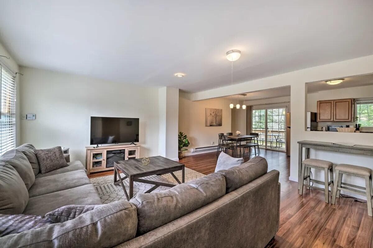 Country Pl family room - 542 Country Place Drive, Tobyhanna, PA 18466, Tobyhanna