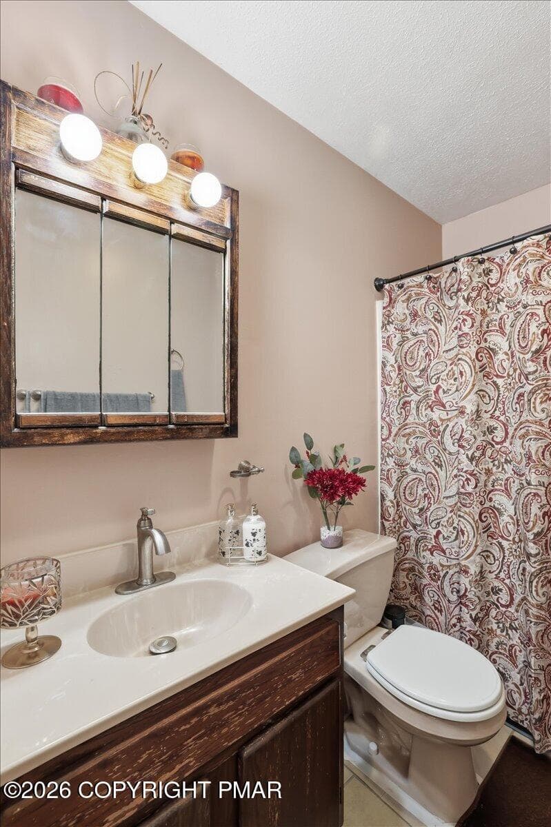 Main bathroom - 250 Sheridan Drive, Tobyhanna, PA 18466