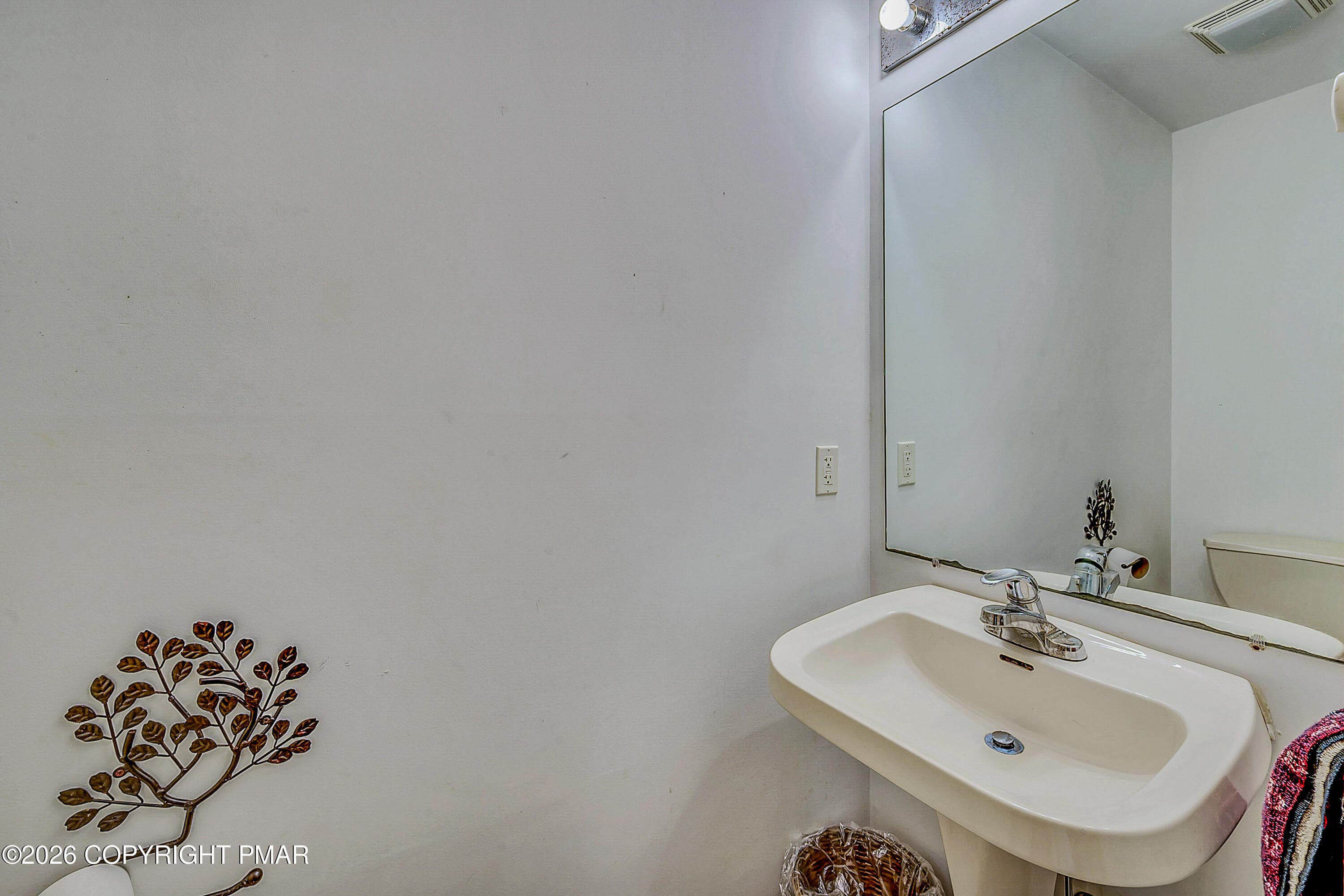 Powder Room - 164 Bellingham Drive, Bushkill, PA 18324, Bushkill