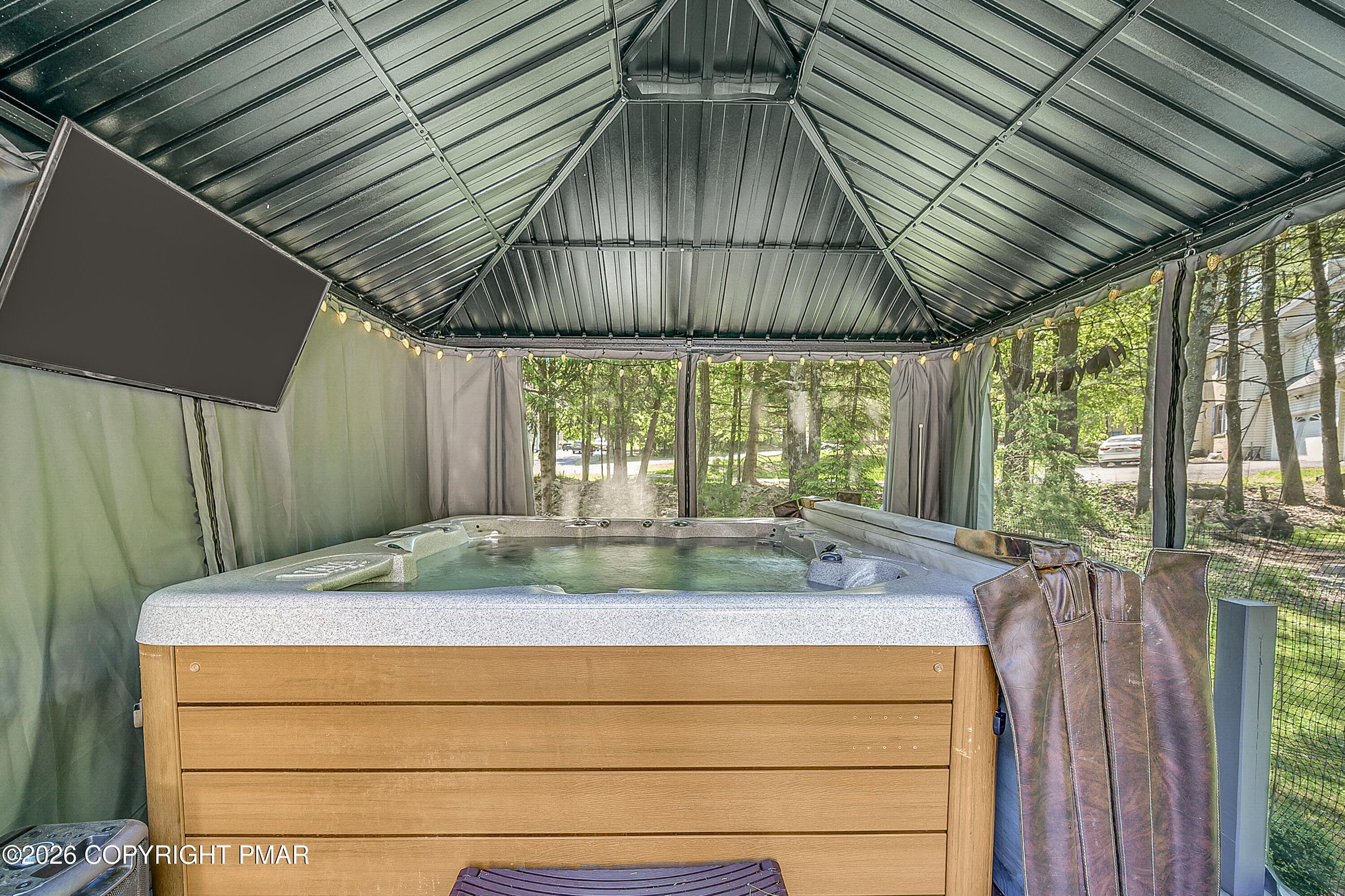 Hot Tub - 4 Jonathans Way, Henryville, PA 18332, Henryville