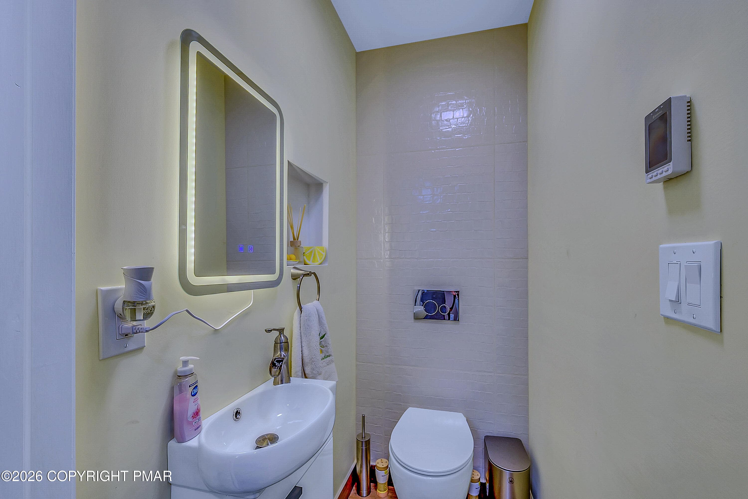 Powder Room - 4 Jonathans Way, Henryville, PA 18332, Henryville
