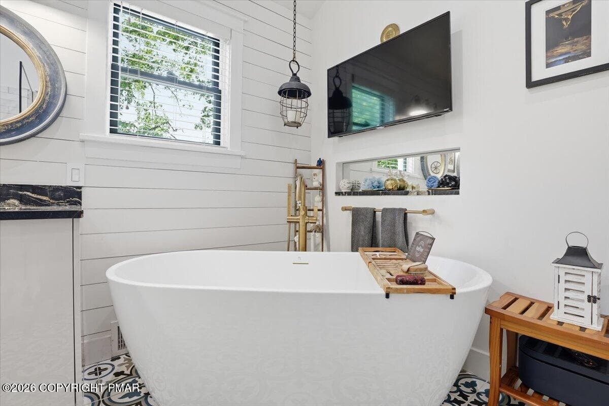 MASTER B/R SOAKING TUB - 299 Brick Church Road, Saylorsburg, PA 18353, Saylorsburg