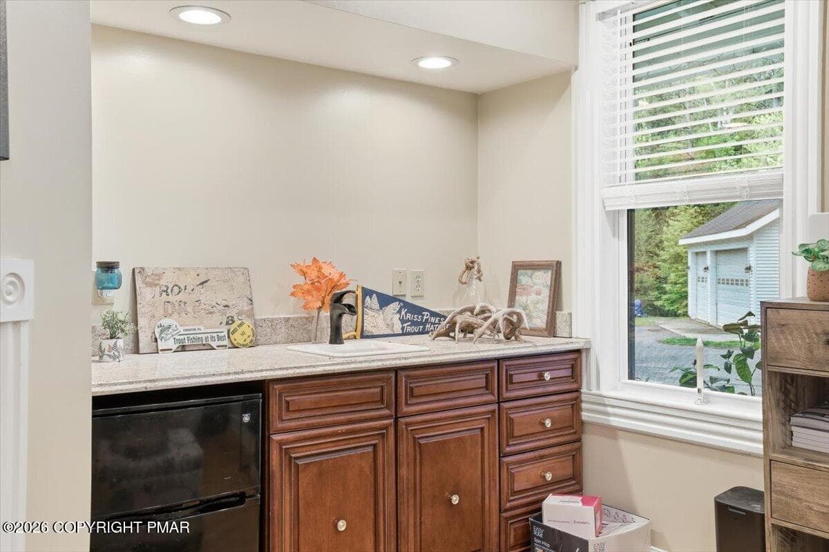 Wet bar sitting area - 3585 Fairyland Road, Lehighton, PA 18235