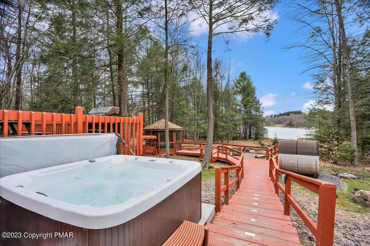 POCONOS - 157 Greenwood Drive, Blakeslee, PA 18610, Blakeslee