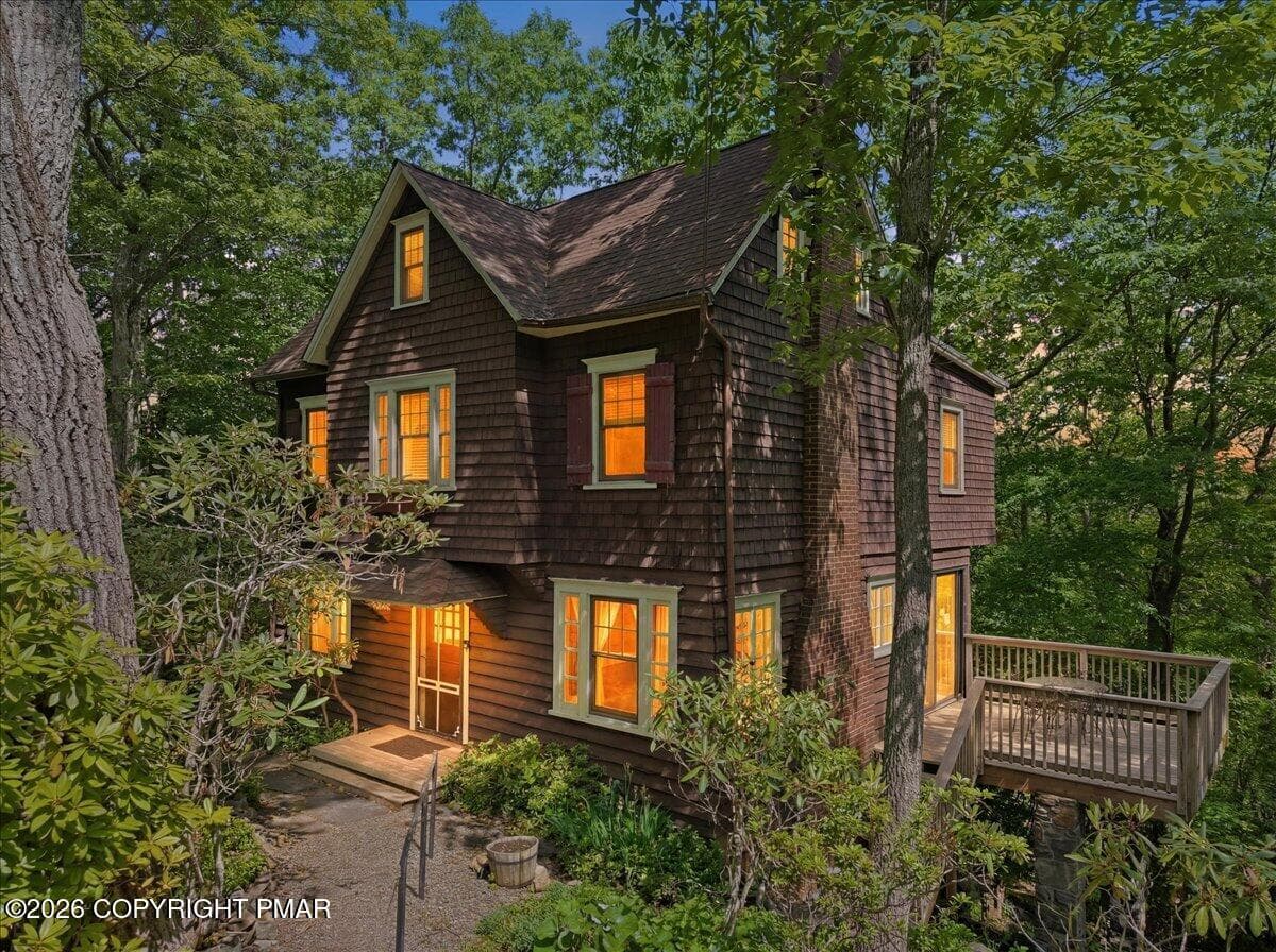 90 Oak Lane, Pocono Manor, PA 18349