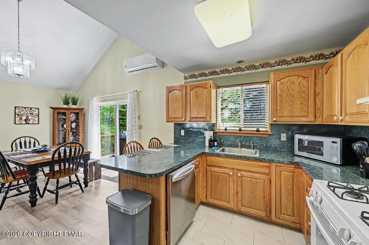 211 Nadine Blvd 23 Large (1) - 211 Nadine Boulevard, Pocono Summit, PA 18346, Pocono Summit