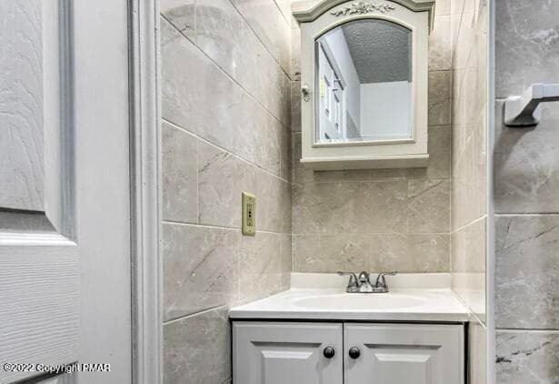 bath 1 b - 2396 Winding Way, Tobyhanna, PA 18466, Tobyhanna