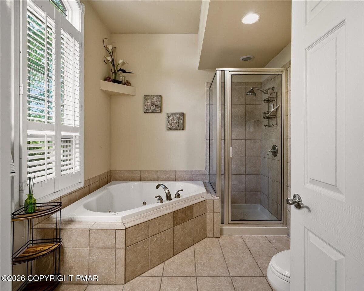 26-HomeView_Media-40_Summit_Wind_Dr - 40 Summit Wind Drive, Lake Harmony, PA 18624