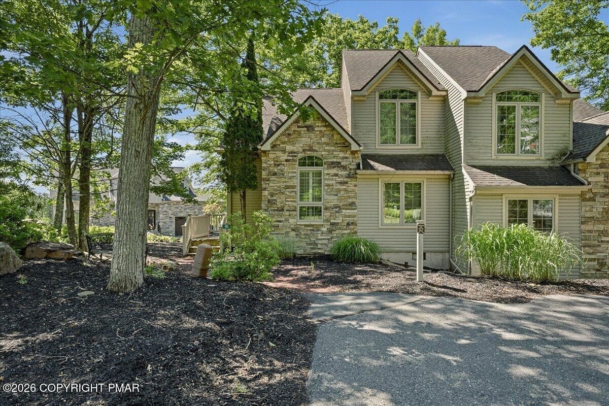 02-HomeView_Media-40_Summit_Wind_Dr - 40 Summit Wind Drive, Lake Harmony, PA 18624