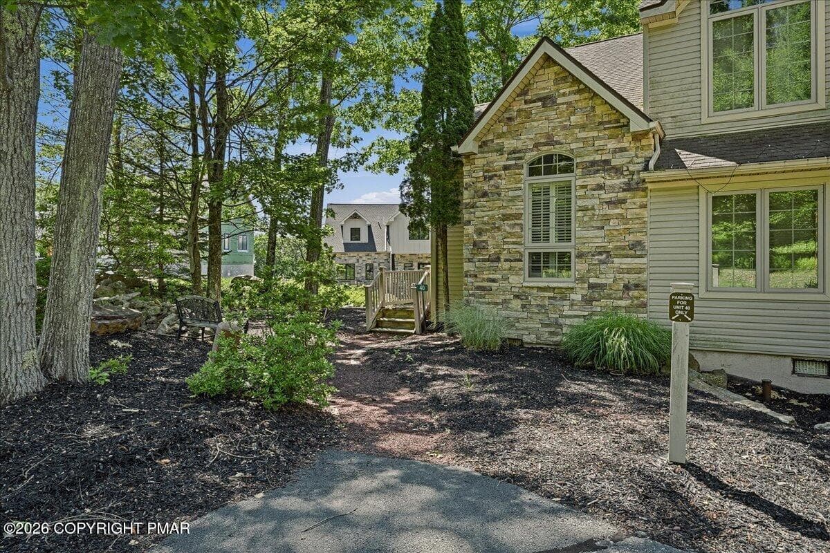 01-HomeView_Media-40_Summit_Wind_Dr - 40 Summit Wind Drive, Lake Harmony, PA 18624