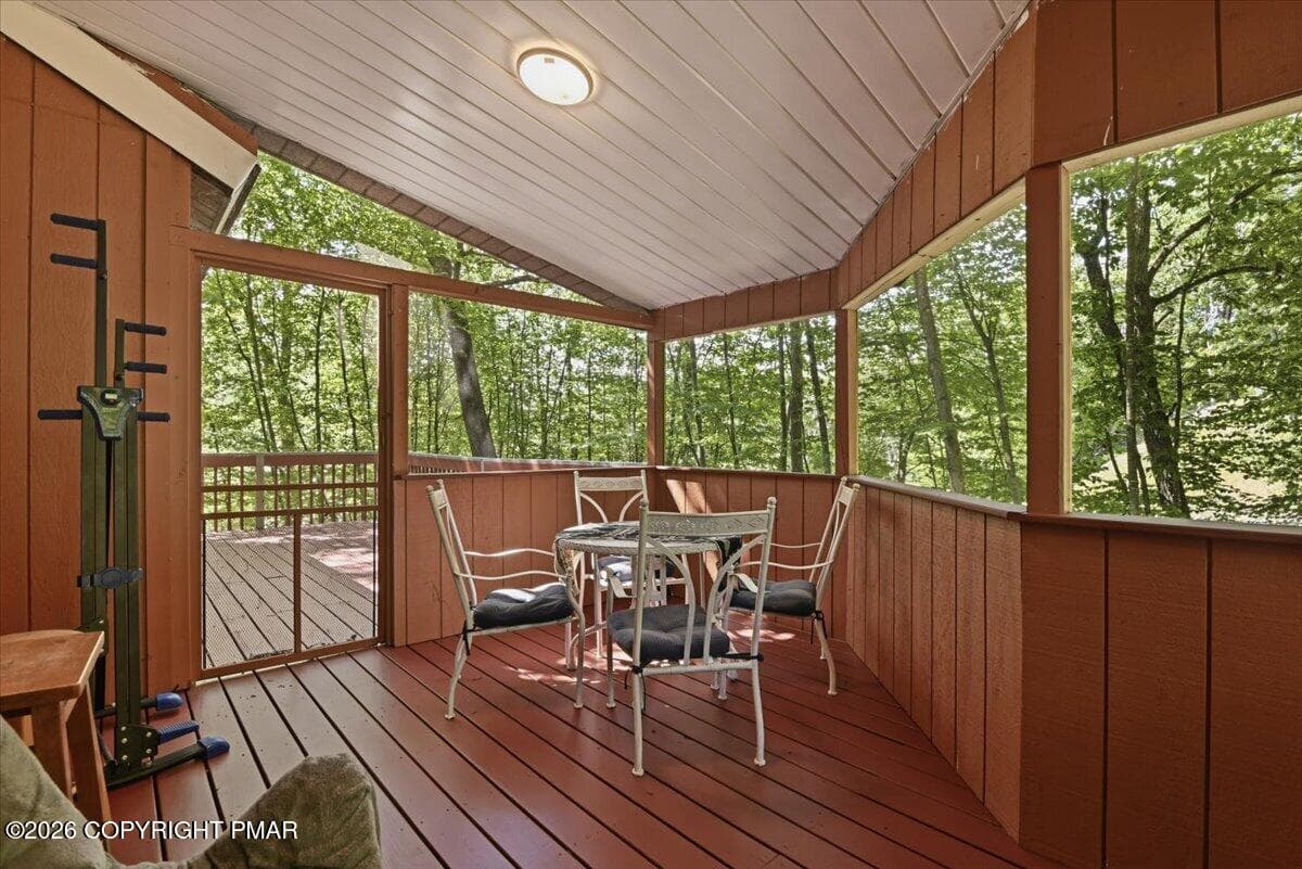 Screen Room - 184 Cambridge Court, Bushkill, PA 18324, Bushkill
