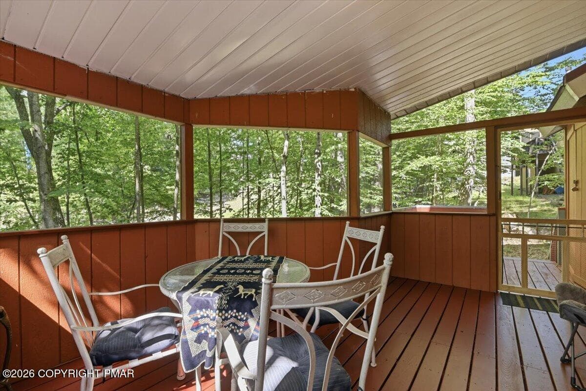 Screen Room - 184 Cambridge Court, Bushkill, PA 18324, Bushkill