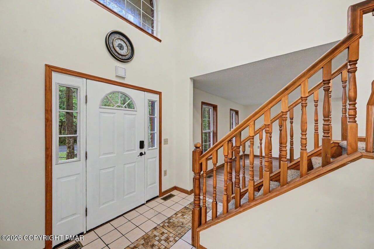 Spacious Tiled Entry Hall - 564 Cayuga Drive, Tobyhanna, PA 18466