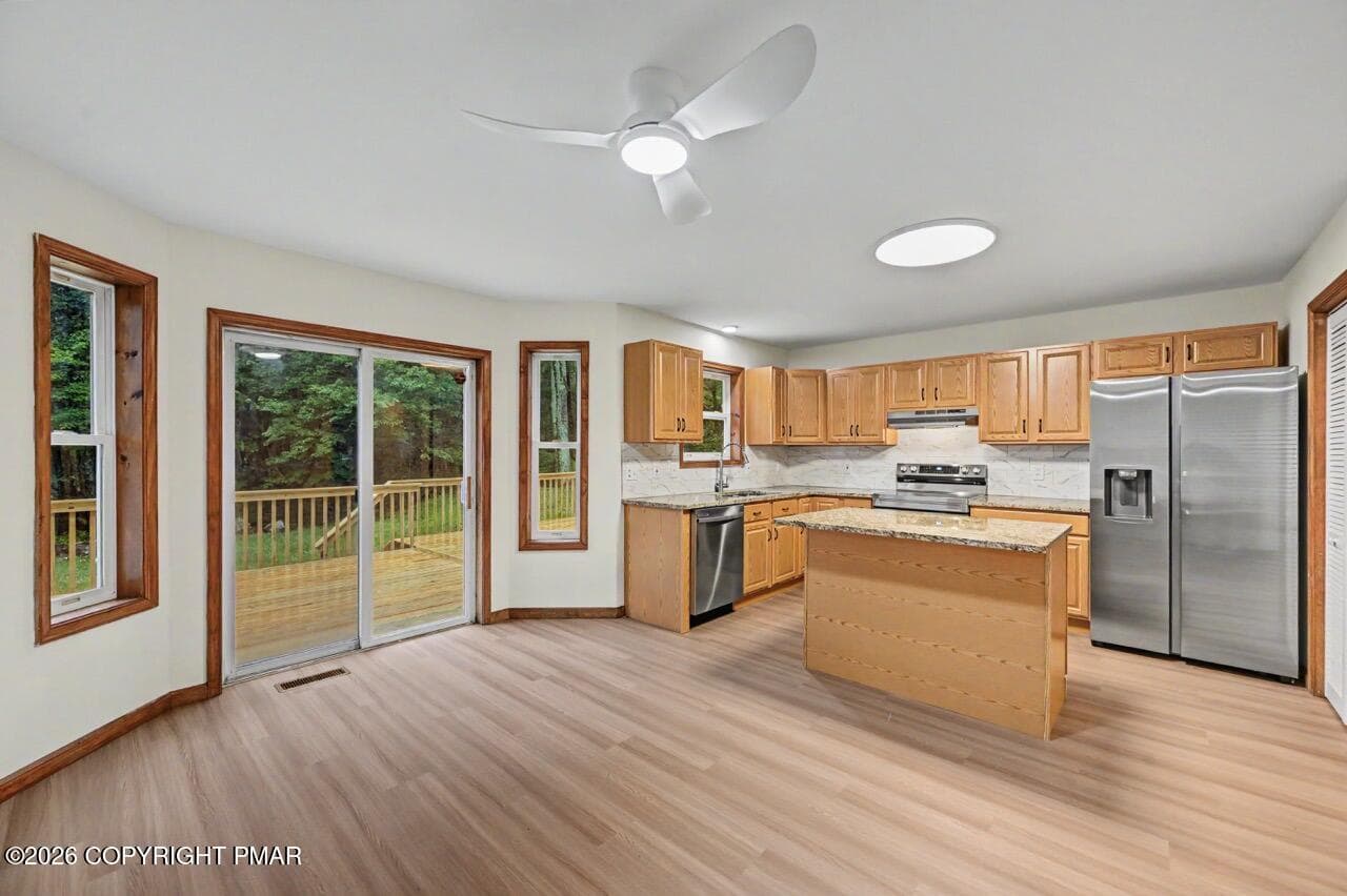 Spacious Kitchen w/ Eat-In Area - 564 Cayuga Drive, Tobyhanna, PA 18466