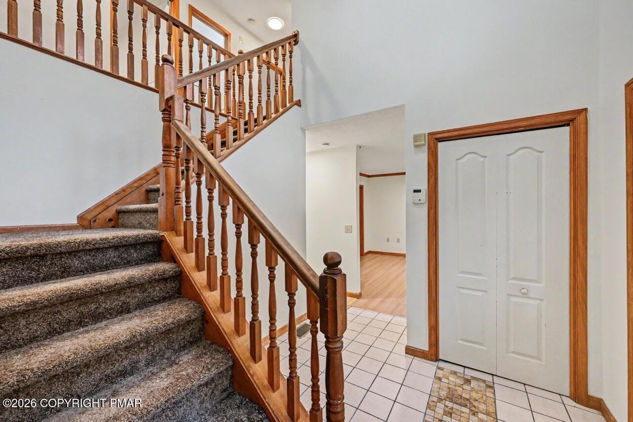 Grand Wooden Staircase - 564 Cayuga Drive, Tobyhanna, PA 18466