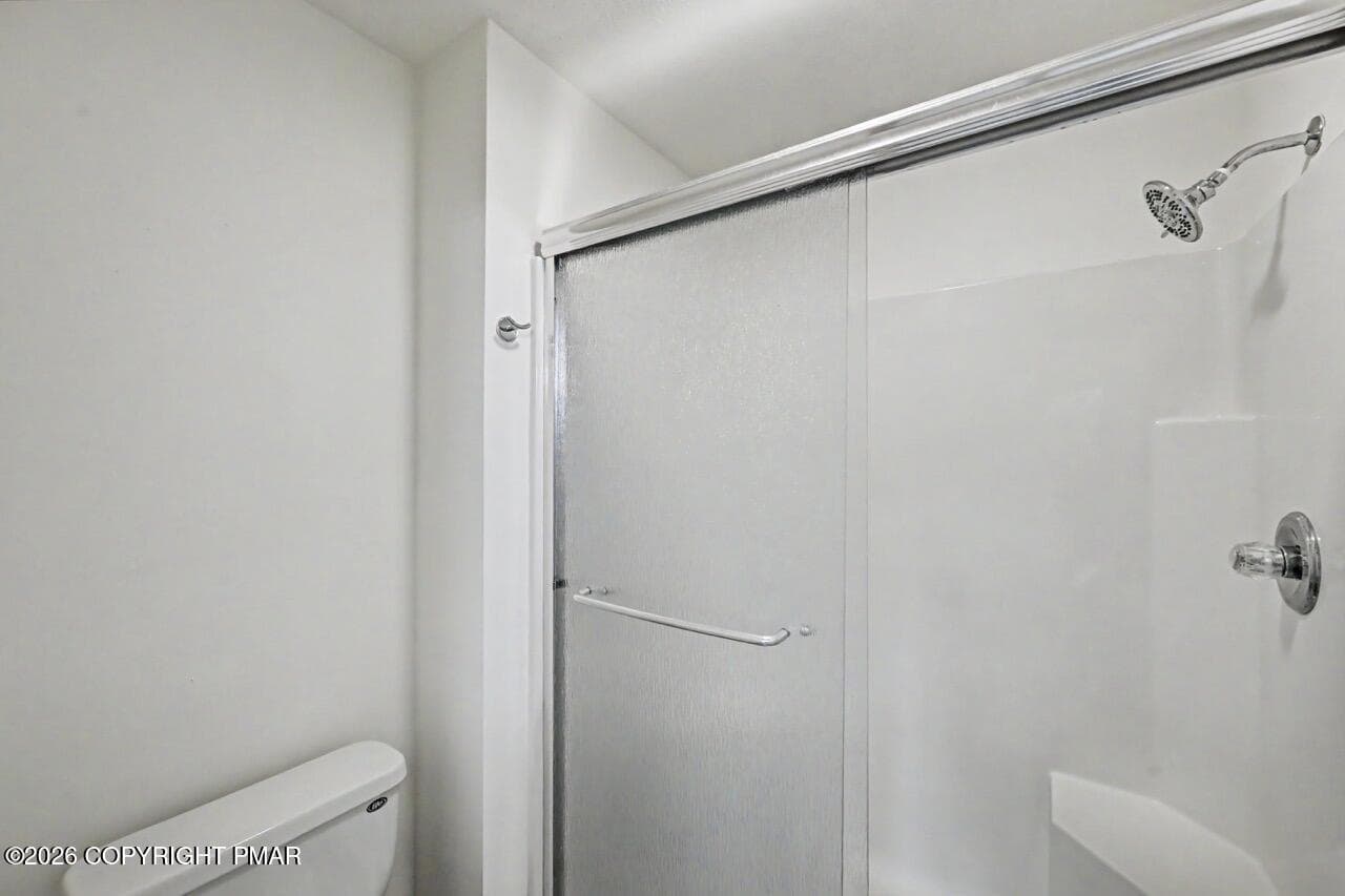 Walk-In Shower w/Built In Shower Chair - 564 Cayuga Drive, Tobyhanna, PA 18466